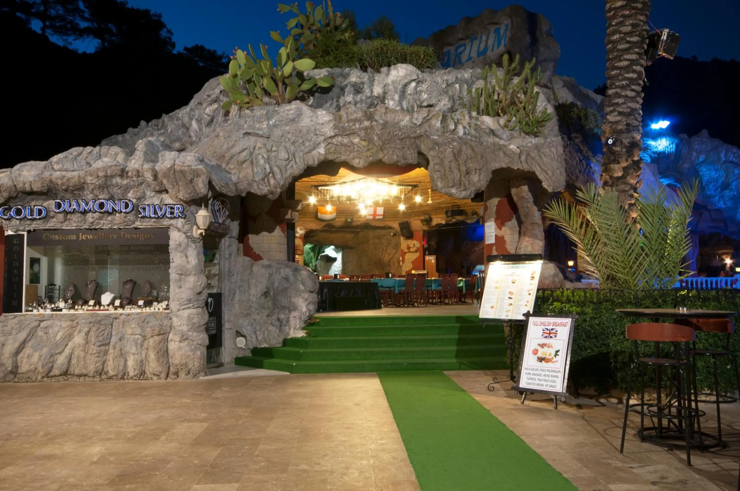 Restaurant/places to eat in Grand Aquarium