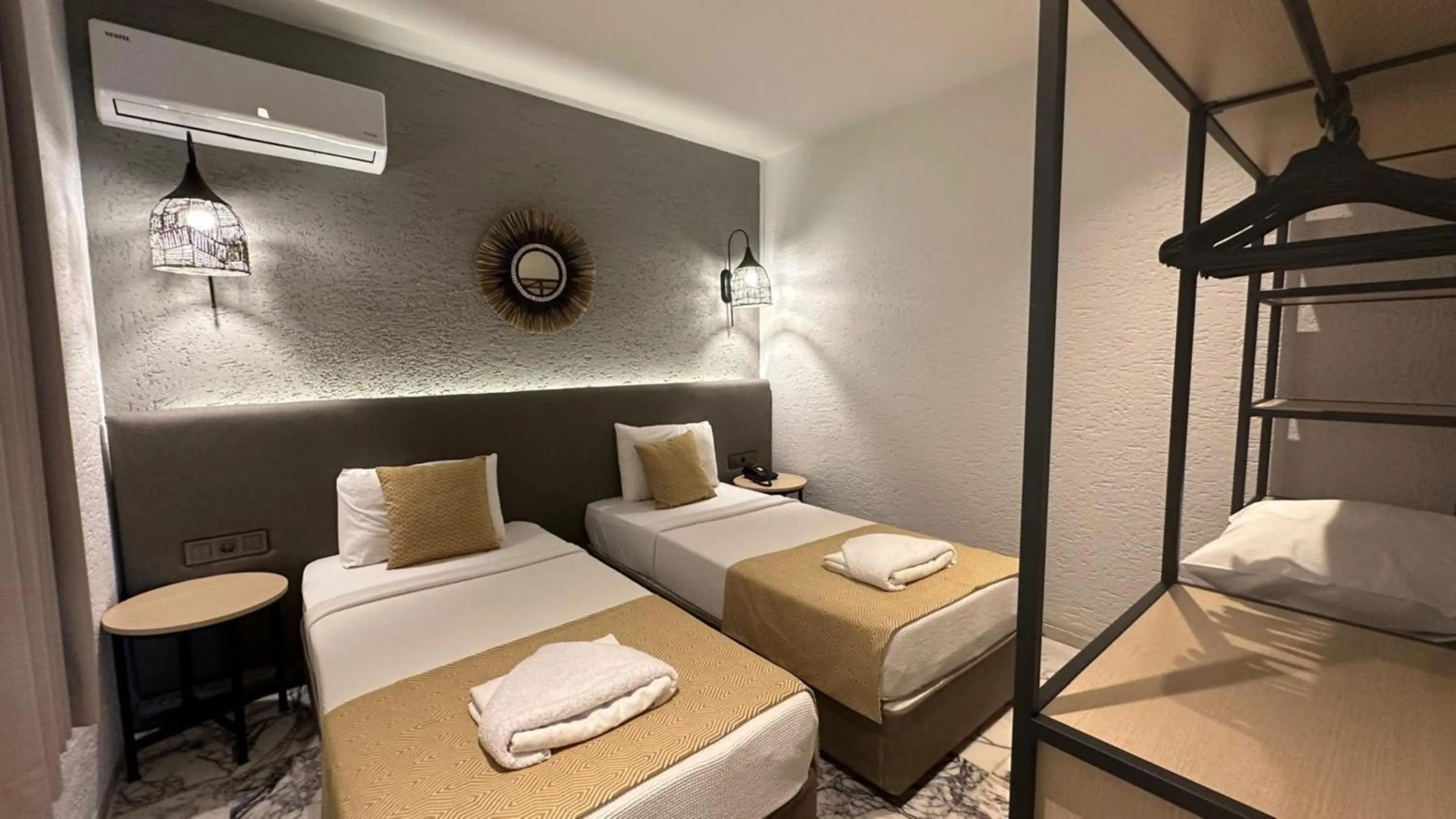 Bedroom, Bed in Grand Aquarium