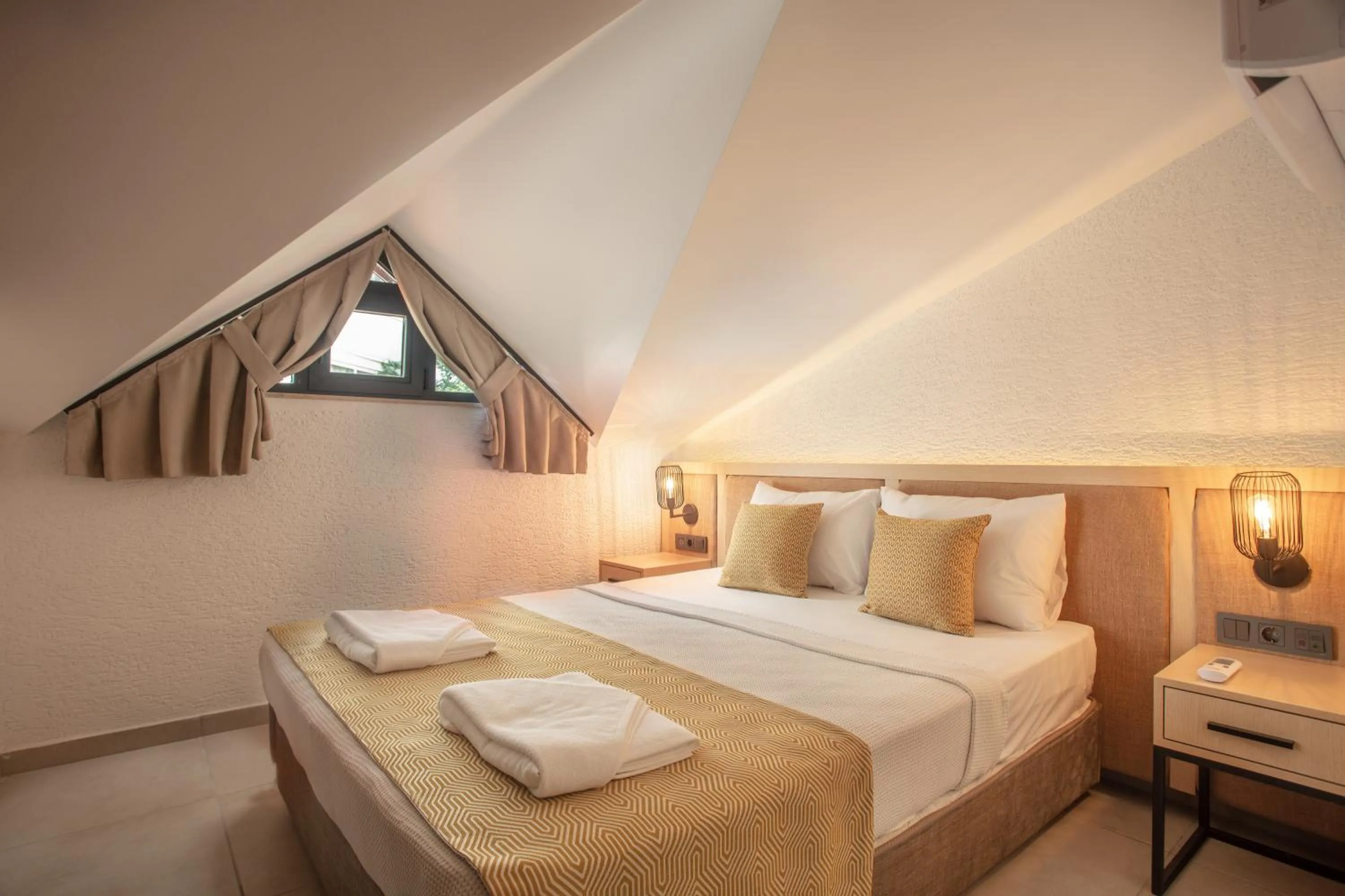 Bedroom, Bed in Grand Aquarium