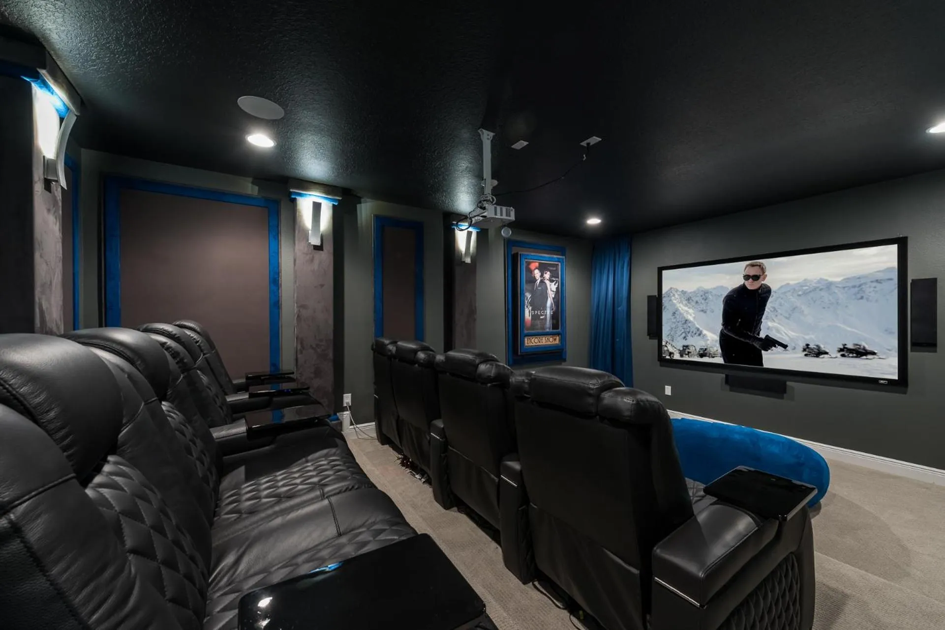 Communal lounge/ TV room in Encore Resort and Water Park at Reunion by Rentyl