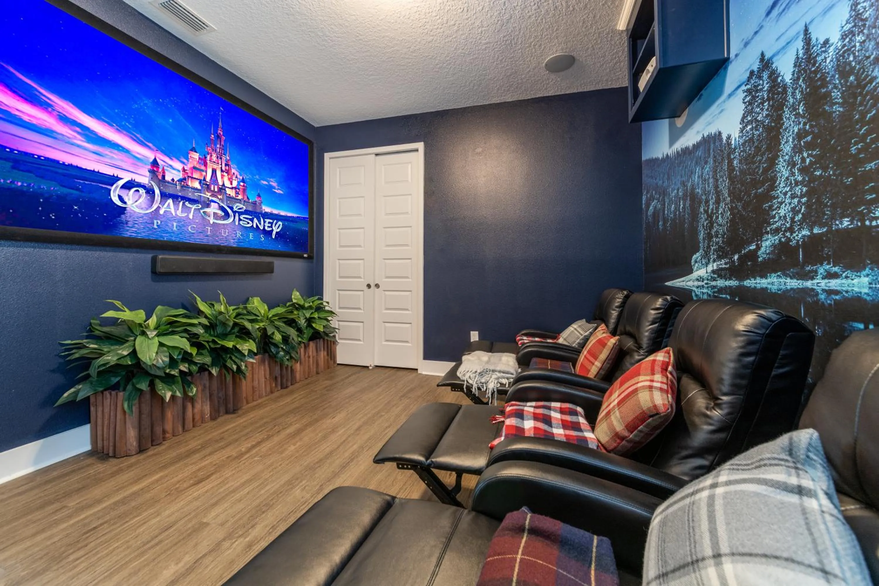 Communal lounge/ TV room in Encore Resort and Water Park at Reunion by Rentyl