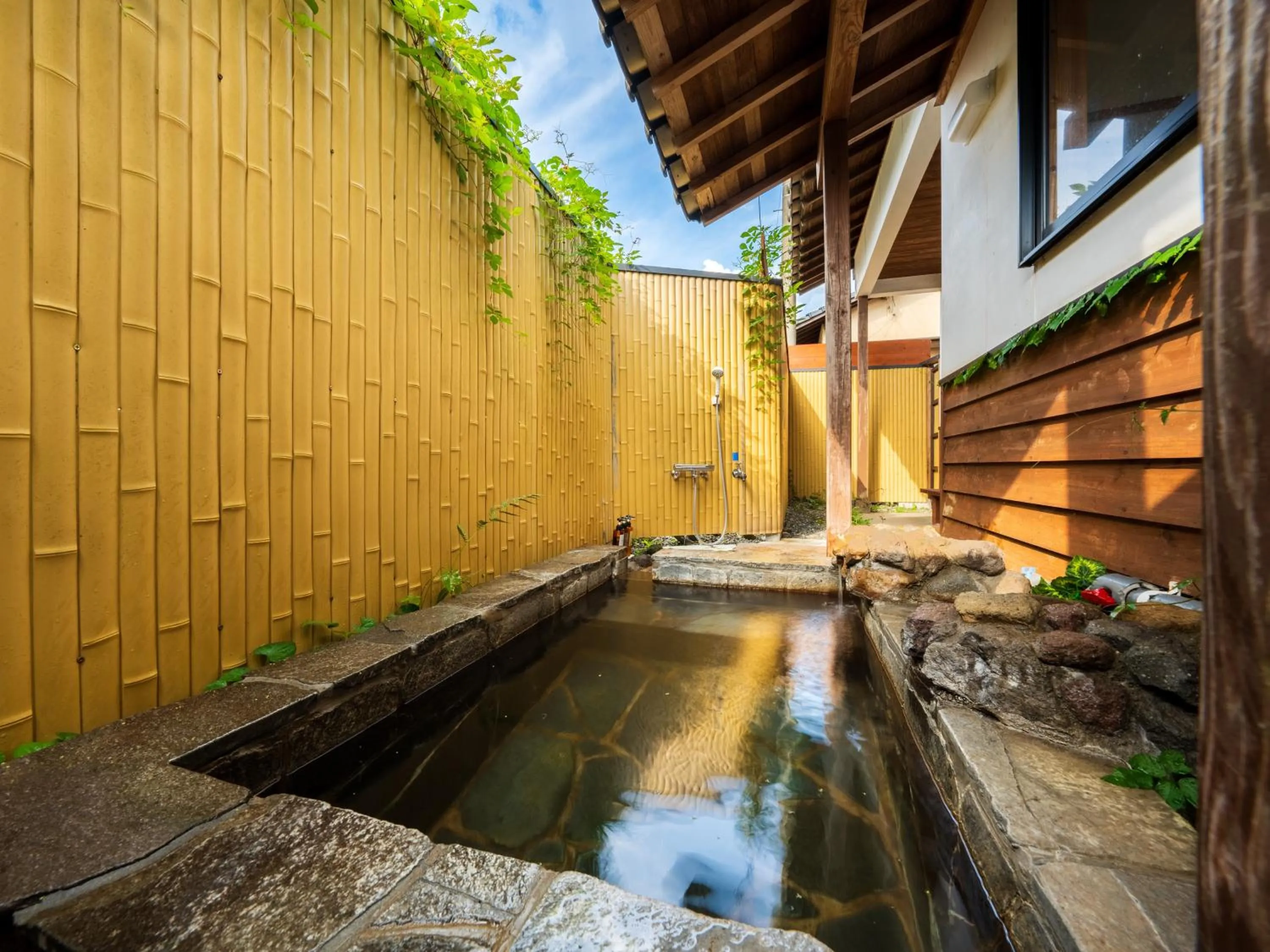 Hot Spring Bath in Yufuin Hanarenoyado Yukagetsu