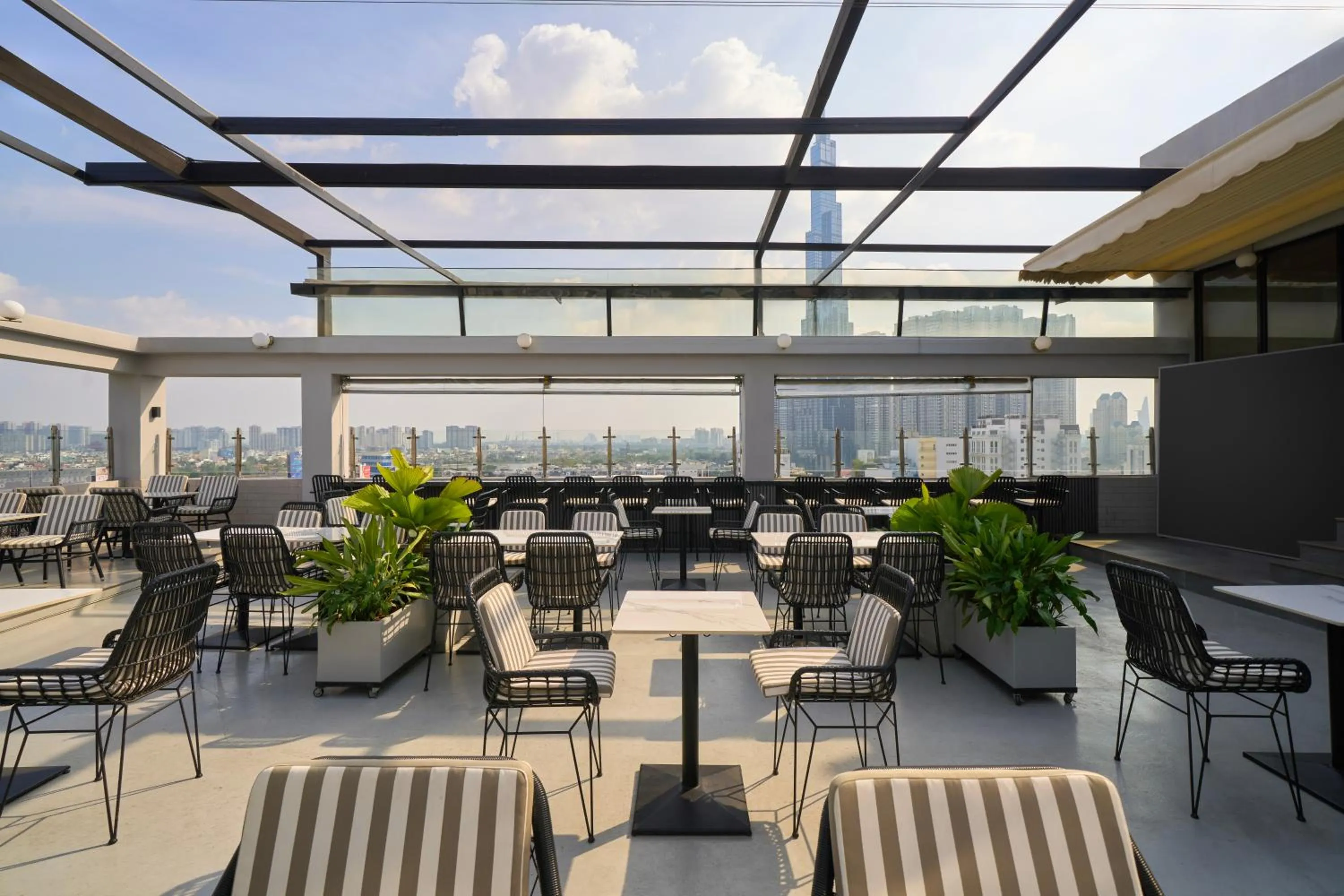 Restaurant/places to eat in Oakwood Hotel & Apartments Saigon