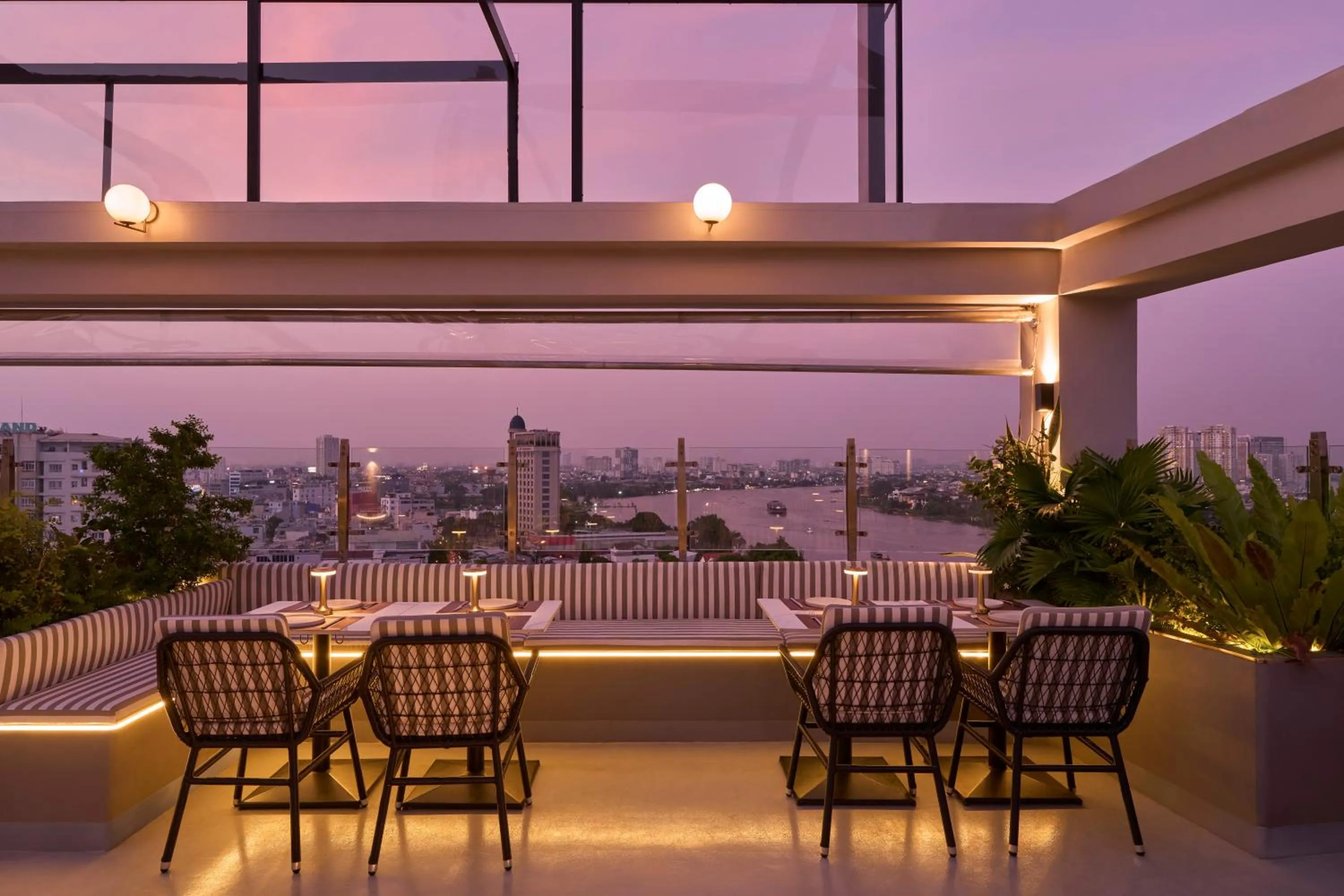 Restaurant/places to eat in Oakwood Hotel & Apartments Saigon