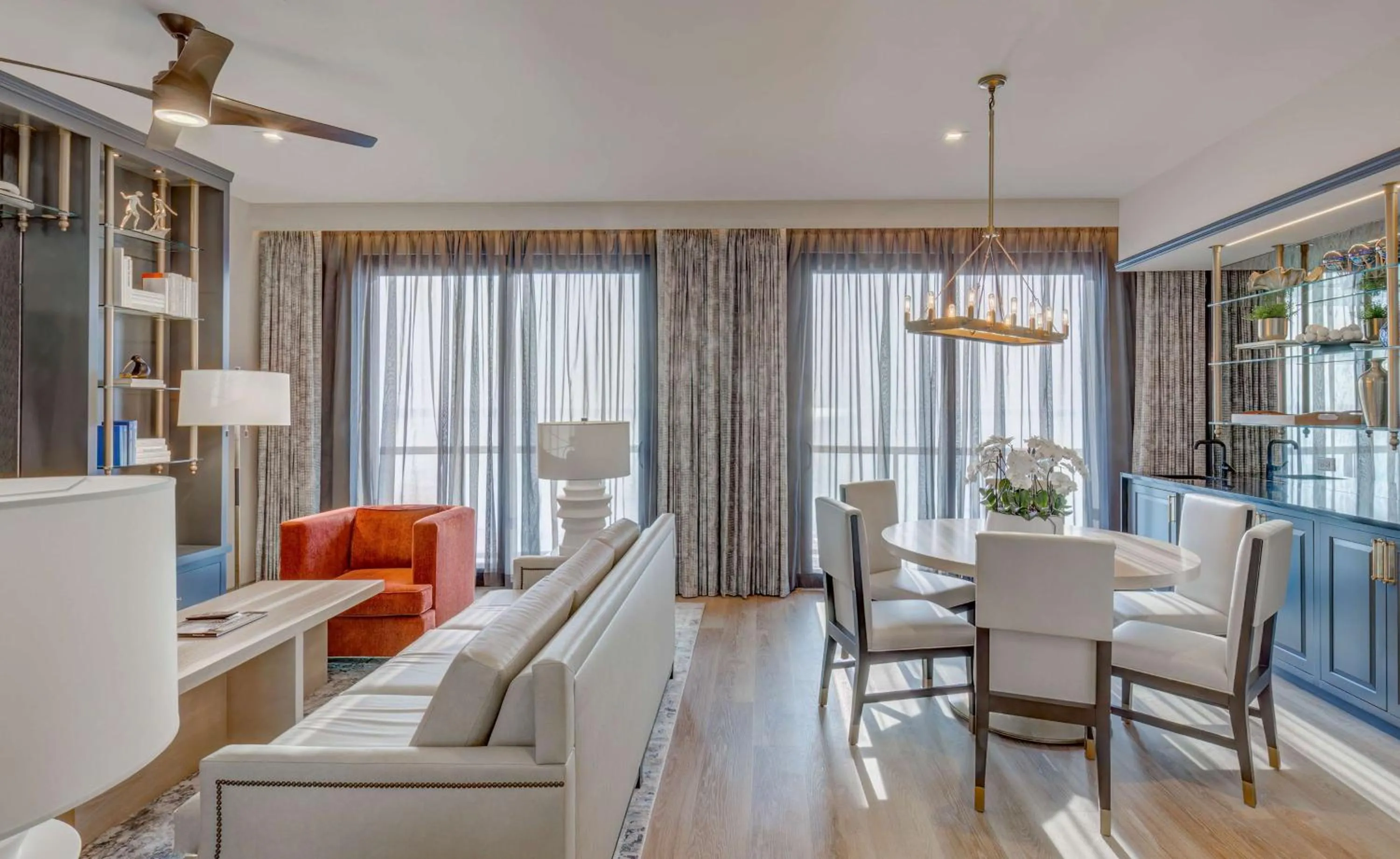 Living room in Embassy Suites By Hilton Virginia Beach Oceanfront Resort