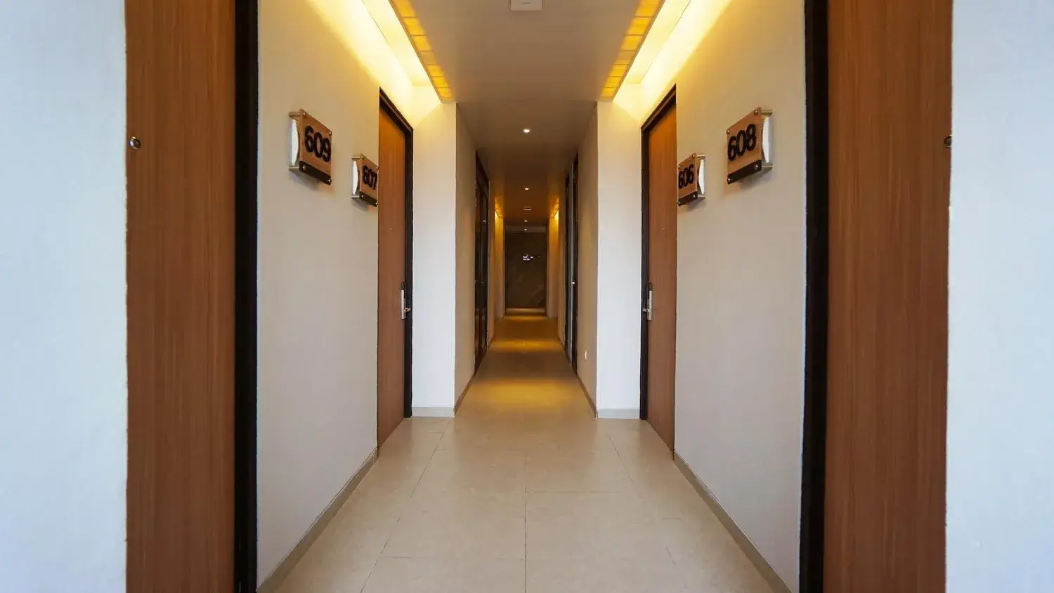 Facade/entrance in Conjioo Hotel Jakarta Managed by MHM Facade/entrance in Conjioo Hotel Jakarta Managed by MHM