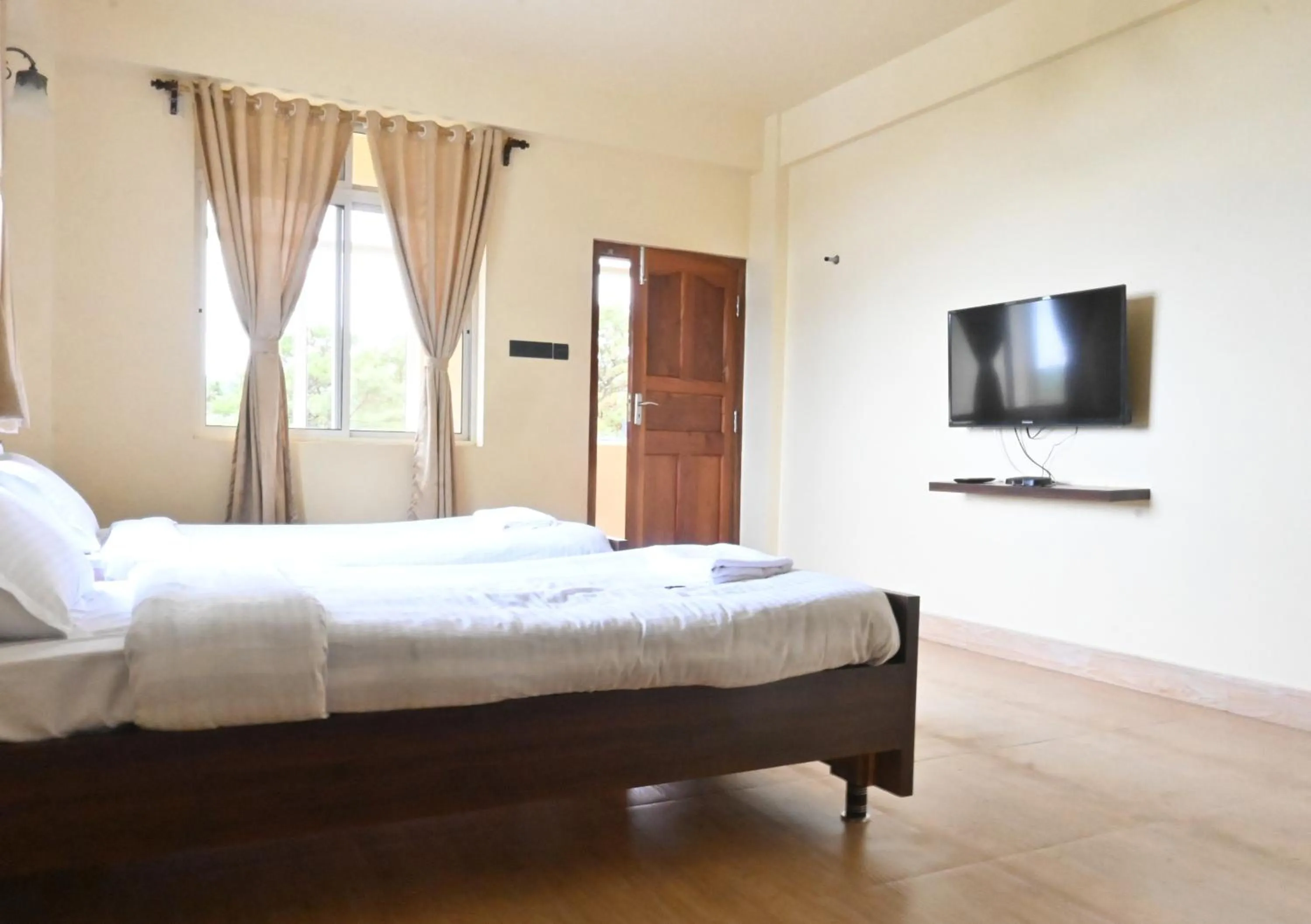 Photo of the whole room, Bed in TreeTops Residency