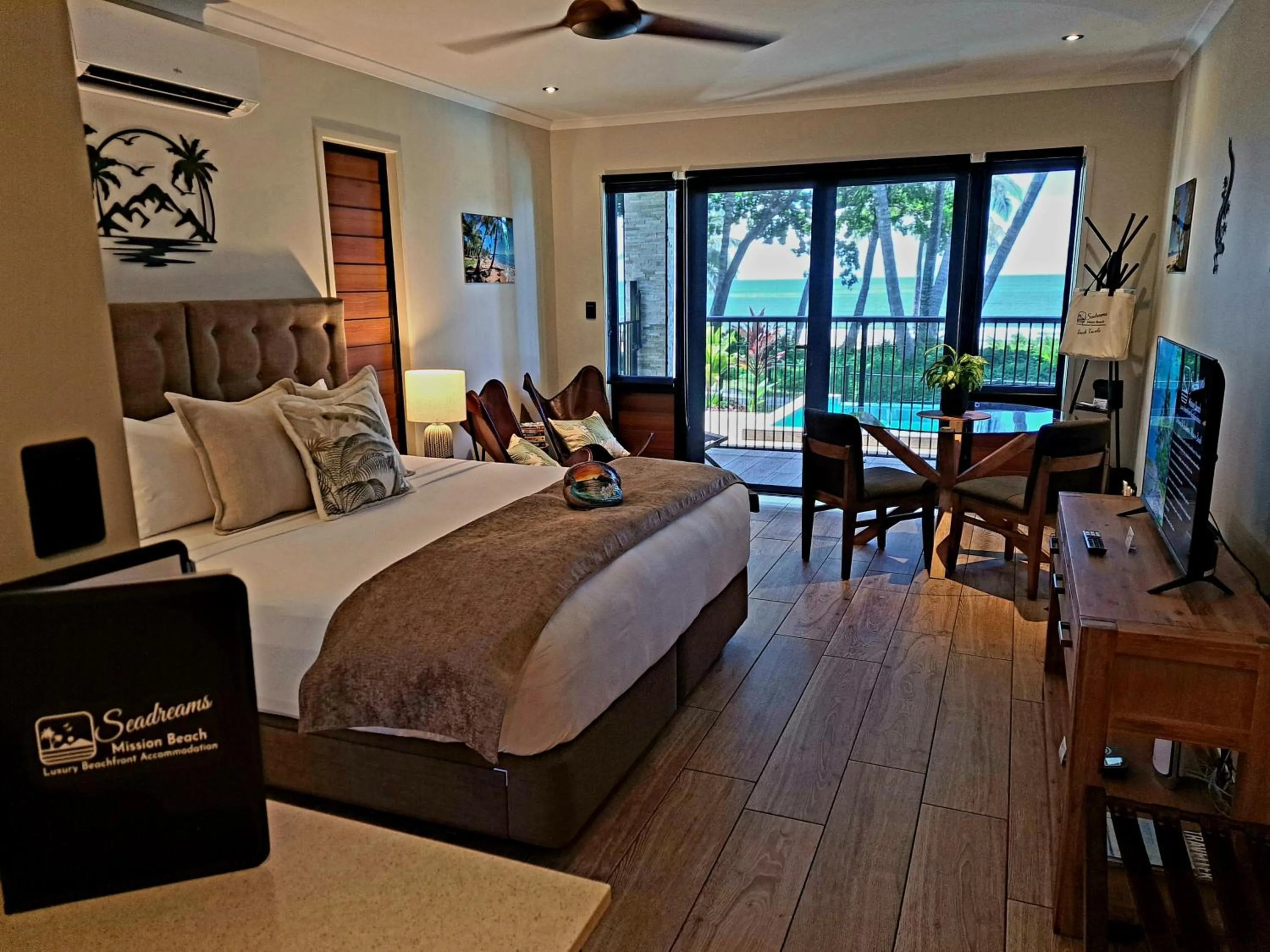 Sea view, Bed in Seadreams Mission Beach