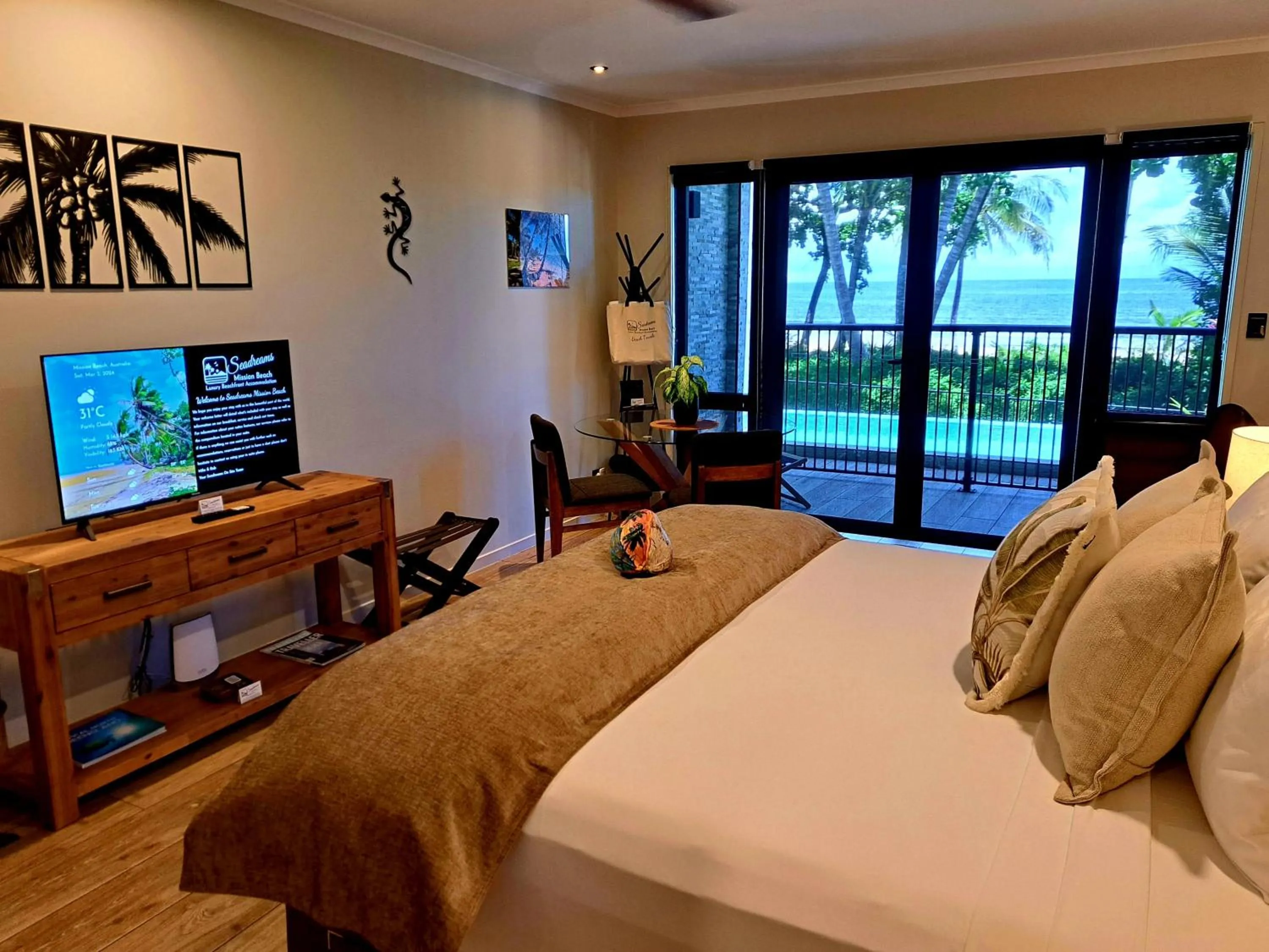 Sea view, Bed in Seadreams Mission Beach