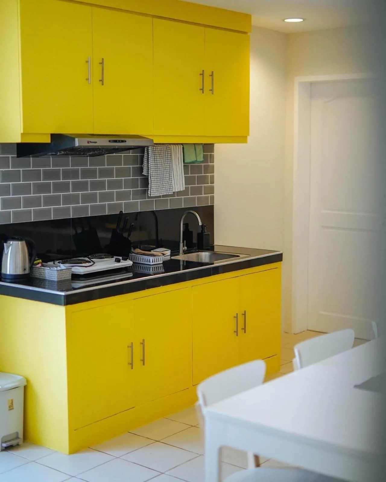 Kitchen or kitchenette in Emerald Manor Hotel