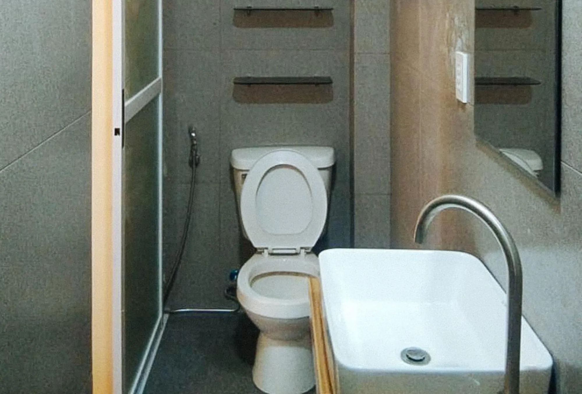 Toilet in RedDoorz @ Southern Suites Guimaras