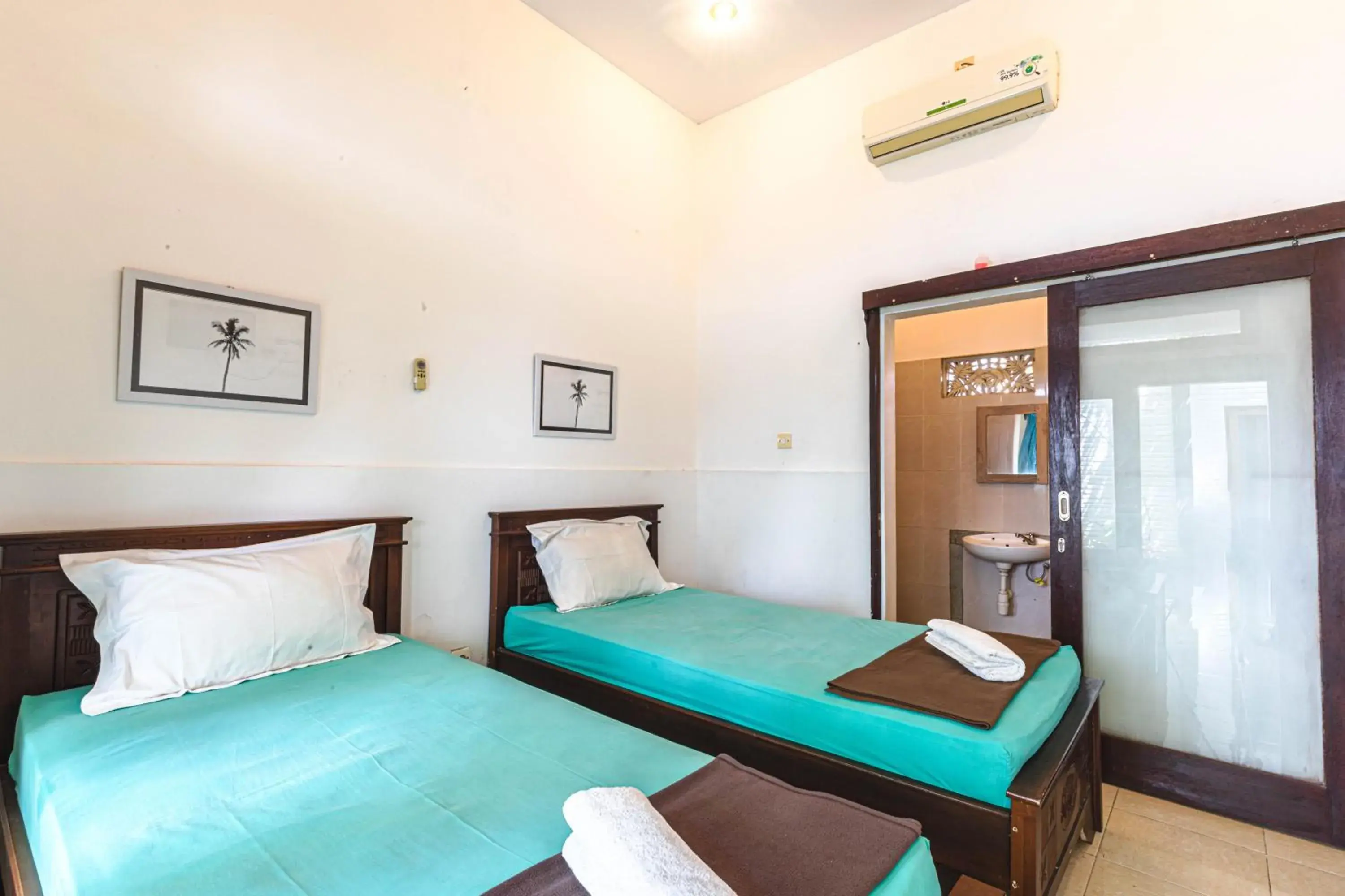 Deluxe Twin Room in Surf Retreat Villa Sari Bali Deluxe Twin Room in Surf Retreat Villa Sari Bali