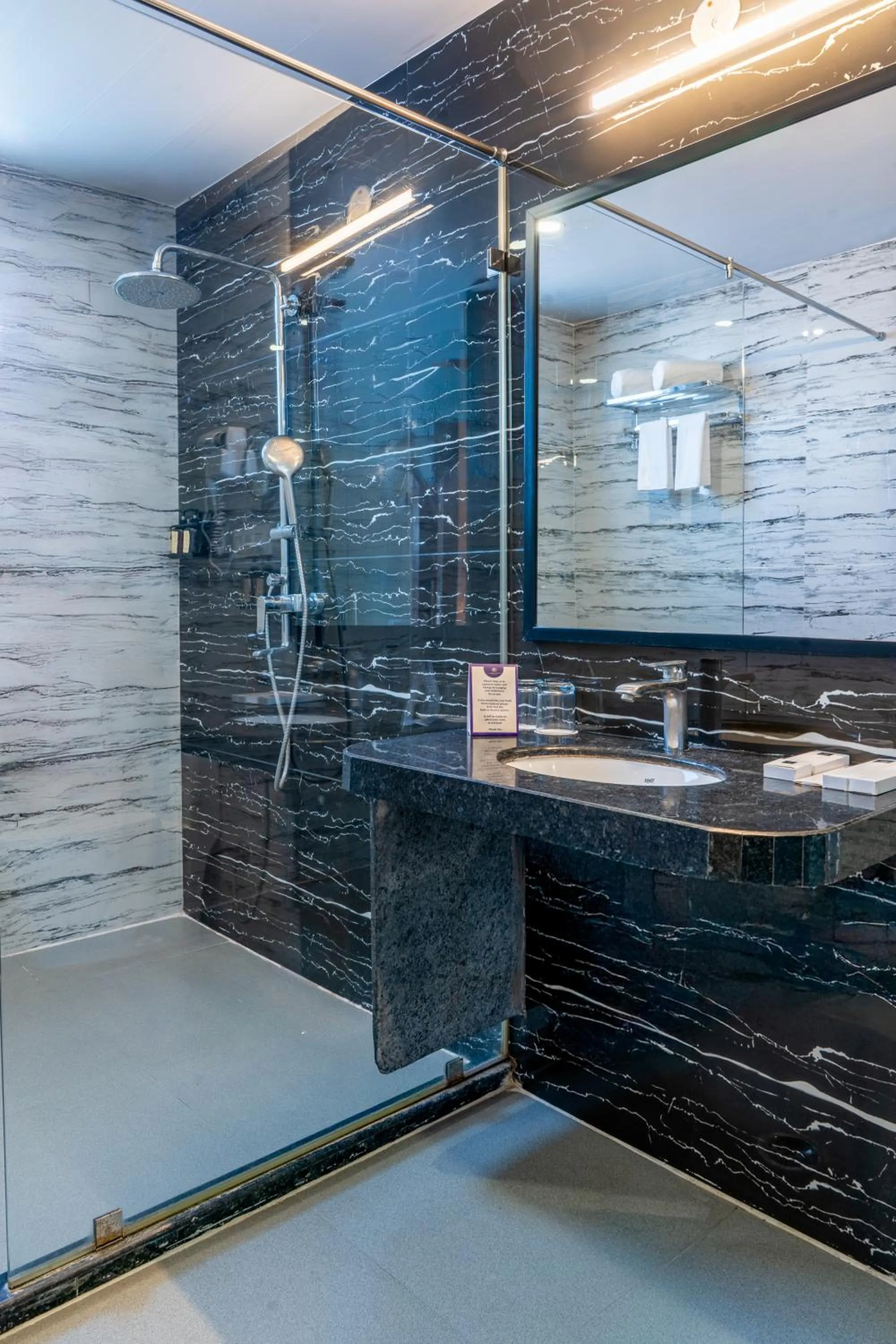 Shower in Hotel Paandora Grand,Udaipur