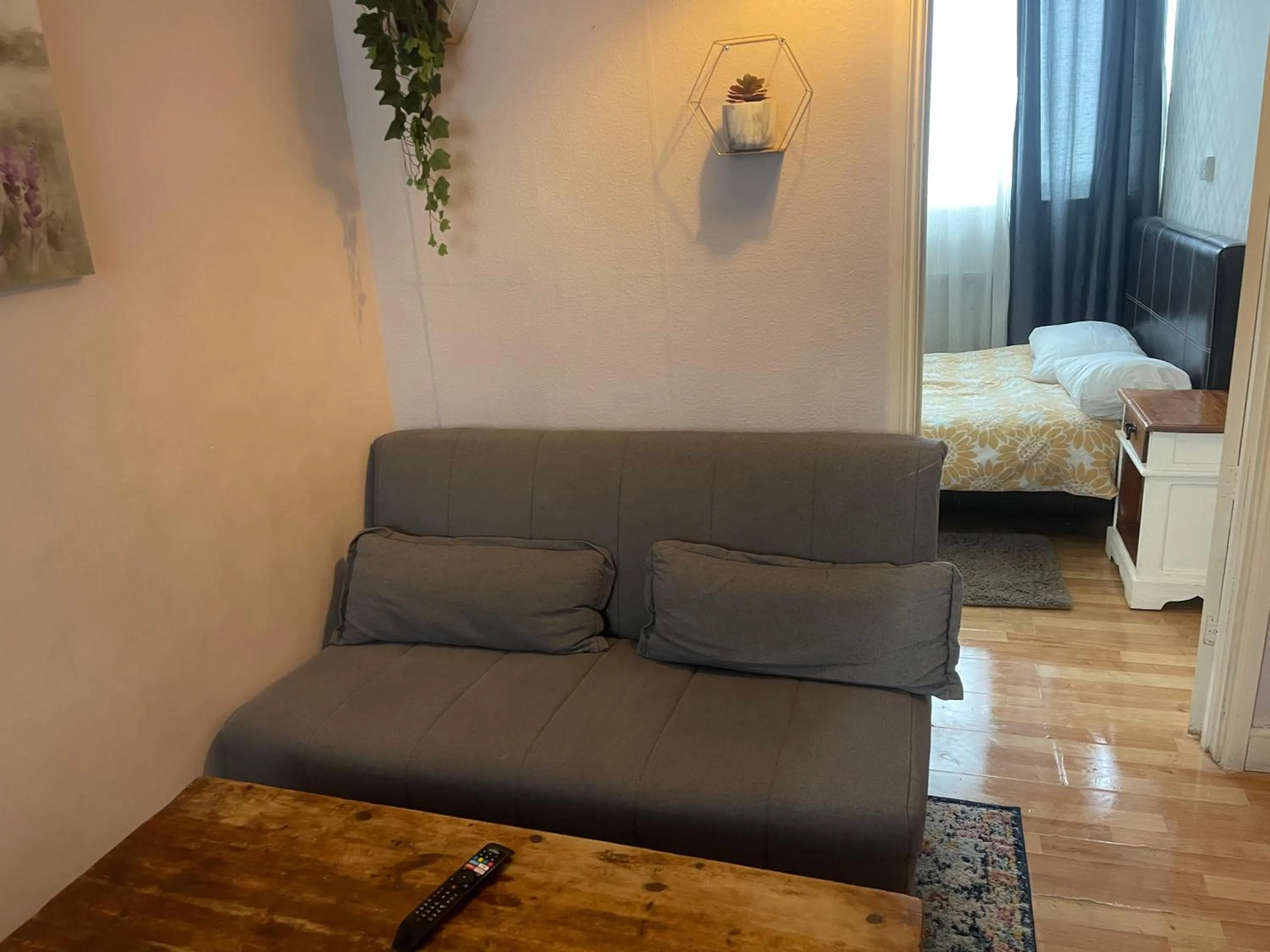 Bed in Lovely 1 bedroom flat 5 minutes walk from station