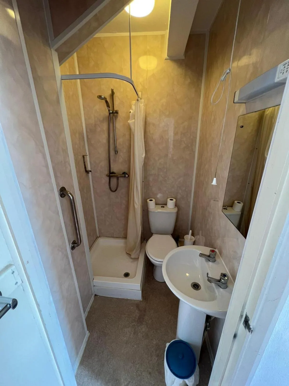 Bathroom in Bonair Hotel