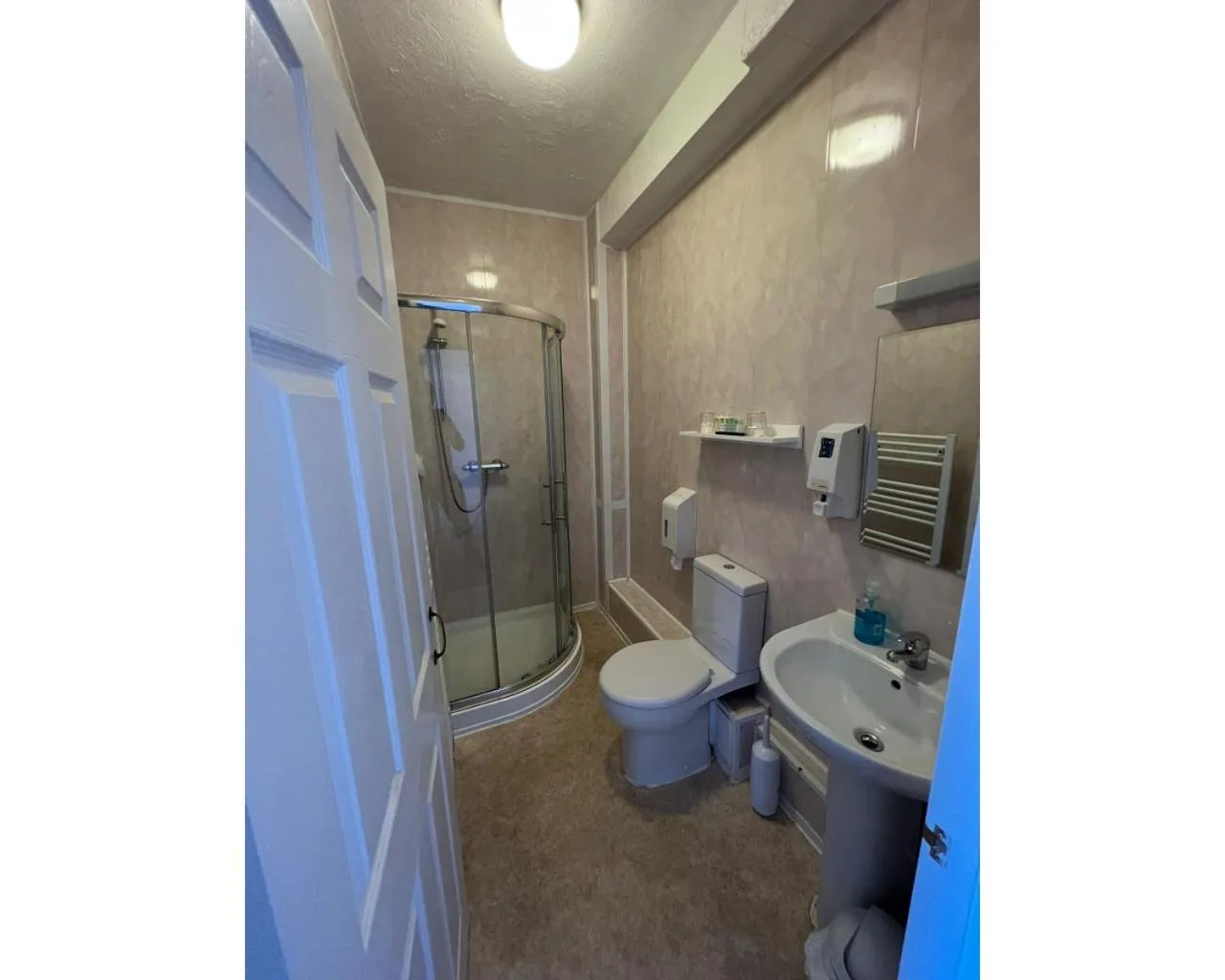 Bathroom in Bonair Hotel