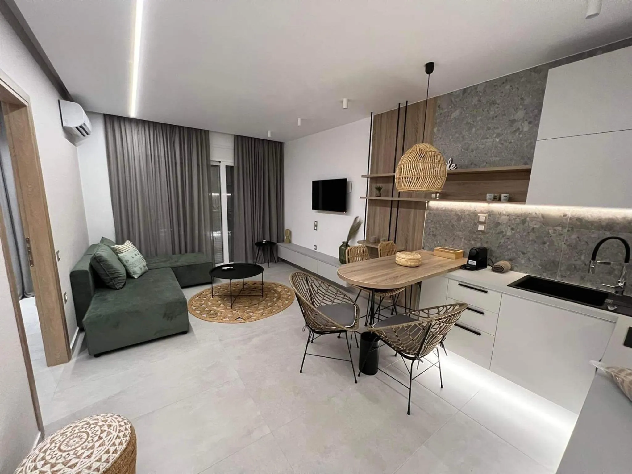 TV and multimedia in Aelia Apartments