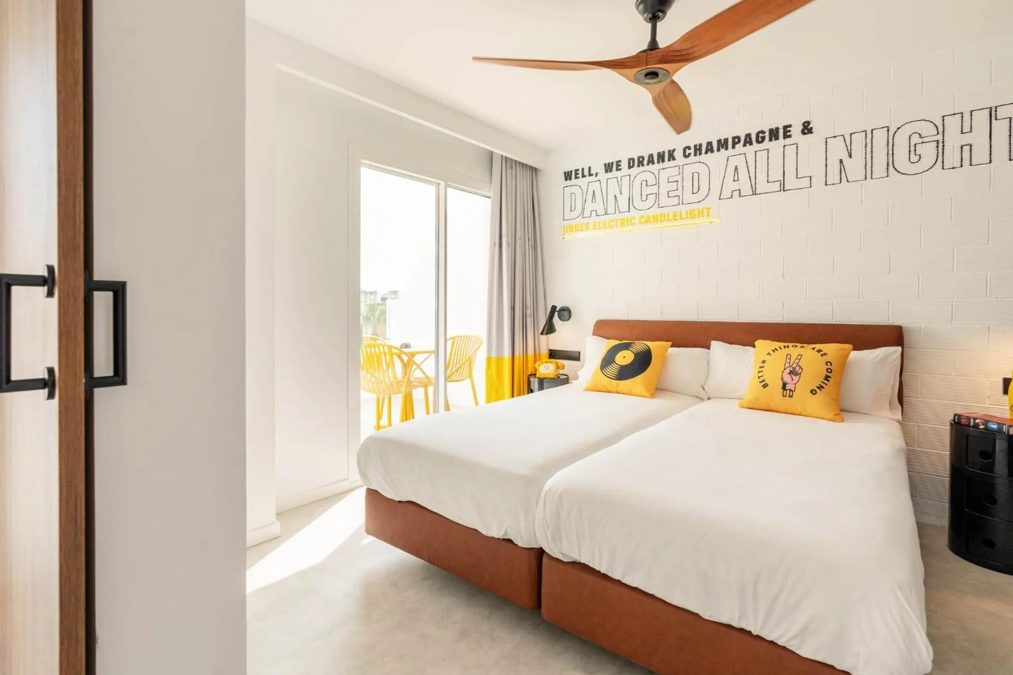 Bed in Ryans Lolas - Adults Only