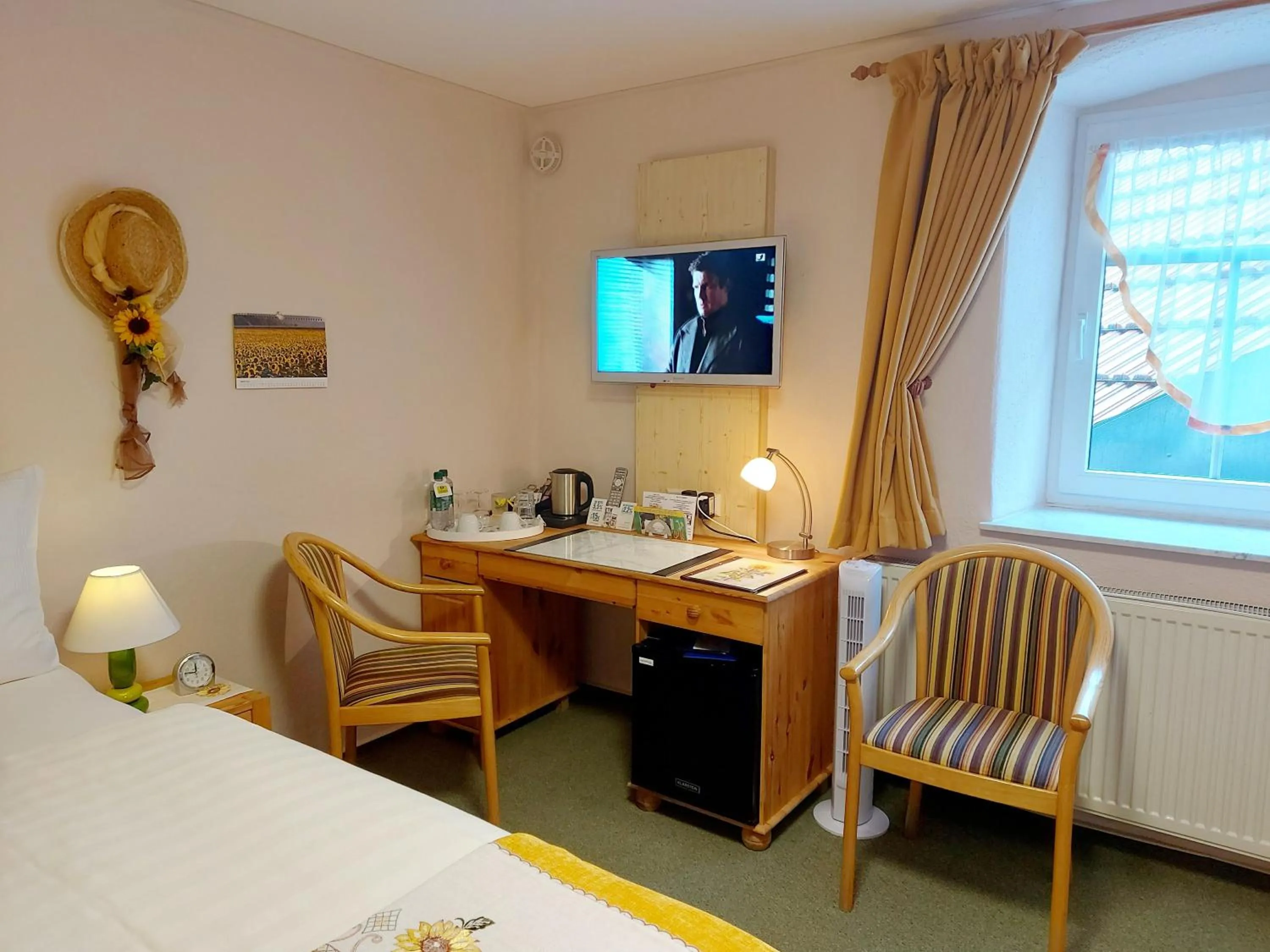 TV and multimedia, Bed in Logis L Auberge Gutshof
