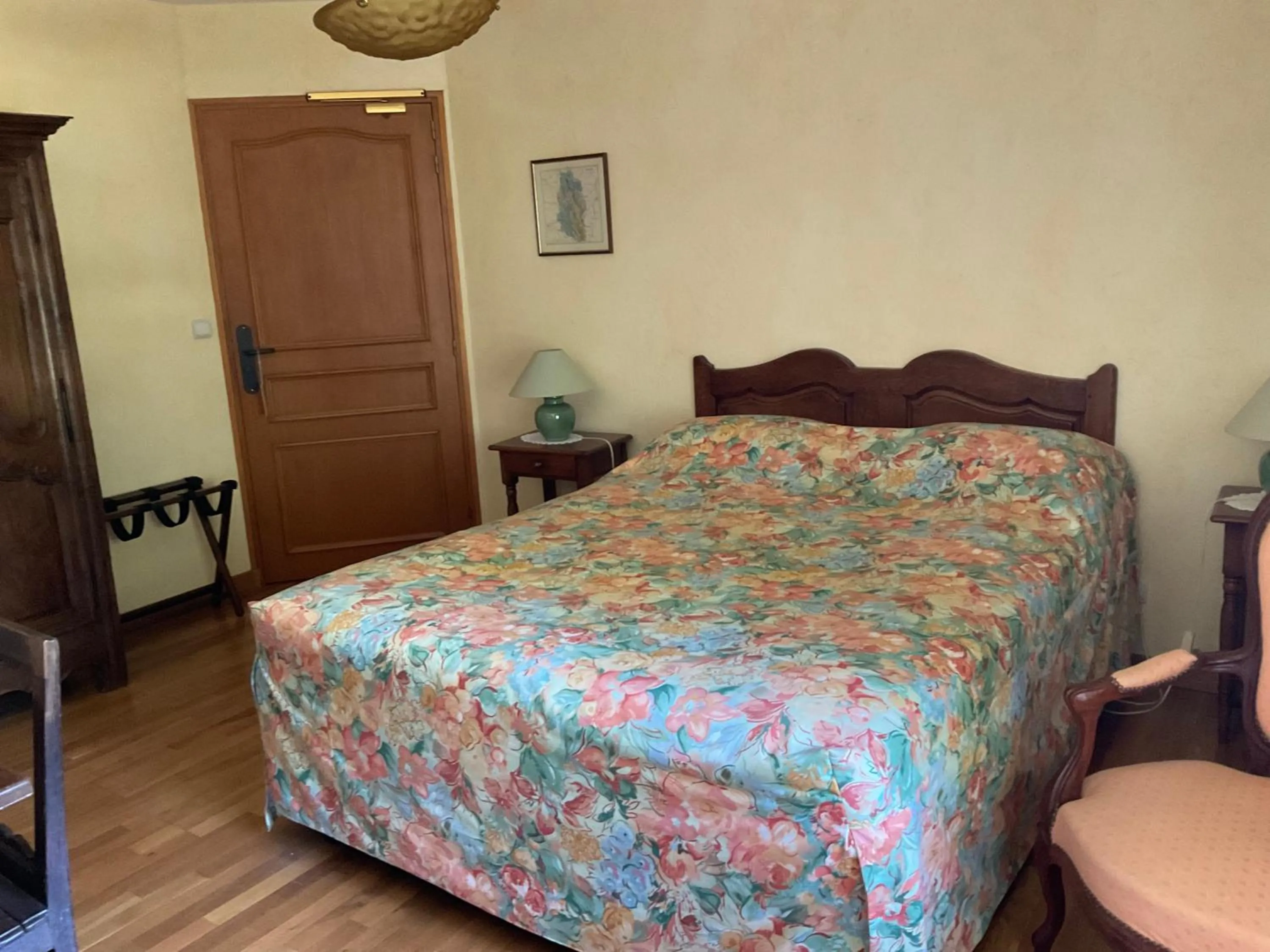 Photo of the whole room, Bed in A l oree du bois