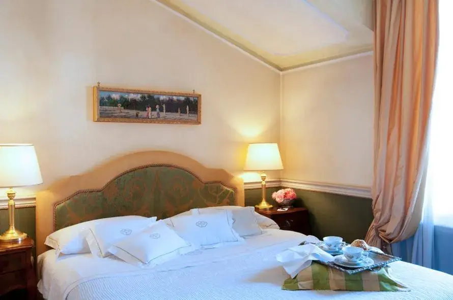 Photo of the whole room, Bed in Petit Palais Hotel De Charme Photo of the whole room, Bed in Petit Palais Hotel De Charme