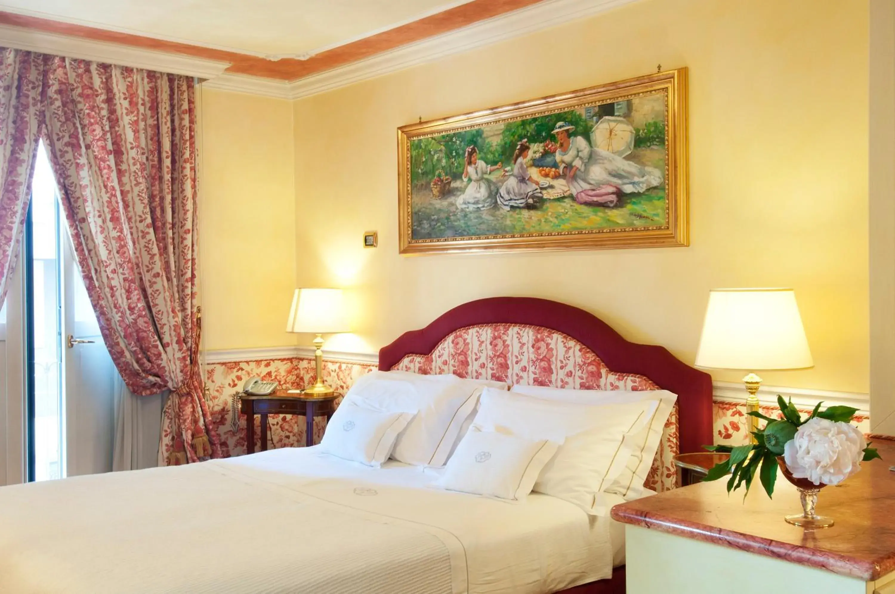 Bed in Petit Palais Hotel De Charme Bed in Petit Palais Hotel De Charme