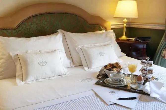 Bed in Petit Palais Hotel De Charme