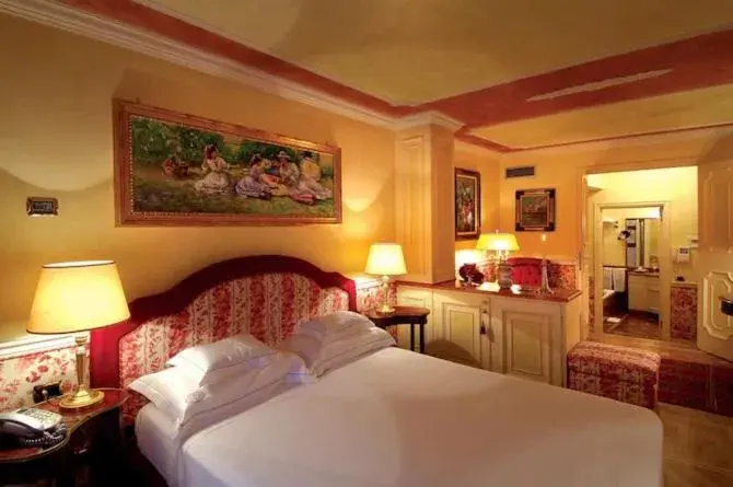 Photo of the whole room, Bed in Petit Palais Hotel De Charme Photo of the whole room, Bed in Petit Palais Hotel De Charme