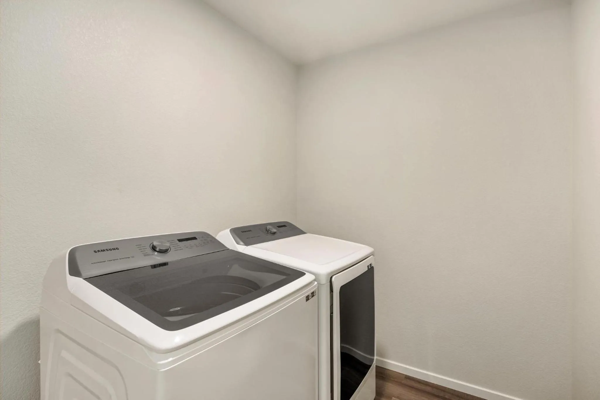 Modern Farmhouse Townhome - Great Central Location