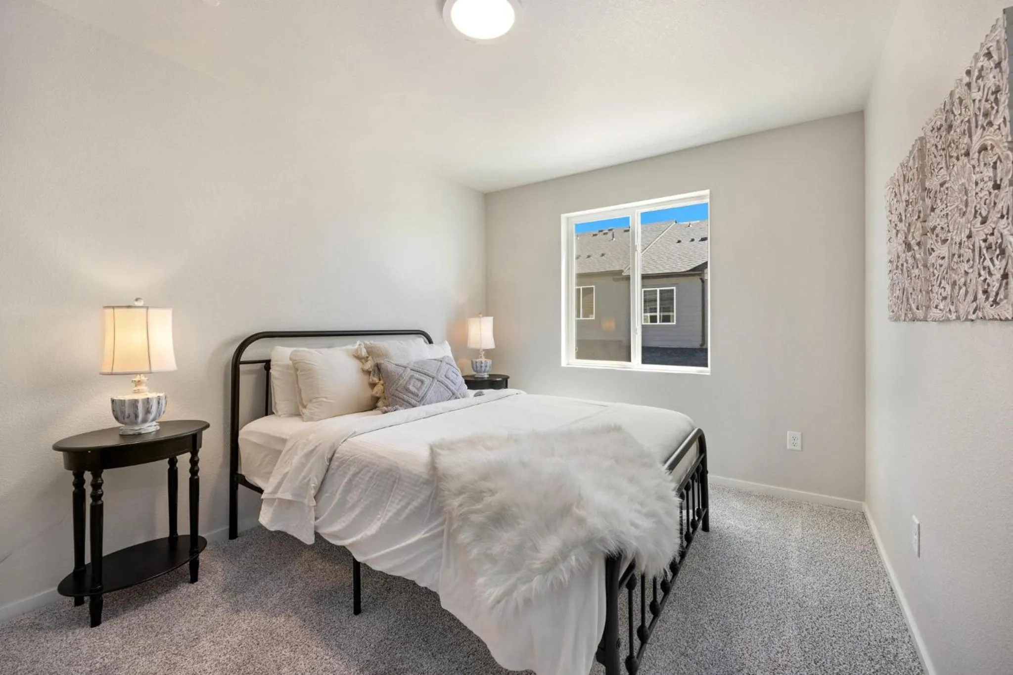 Bed in Modern Farmhouse Townhome - Great Central Location