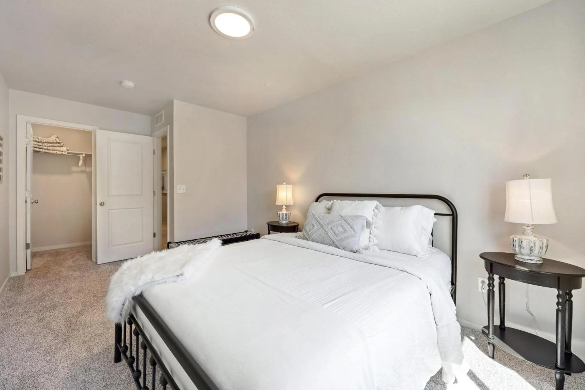 Bed in Modern Farmhouse Townhome - Great Central Location