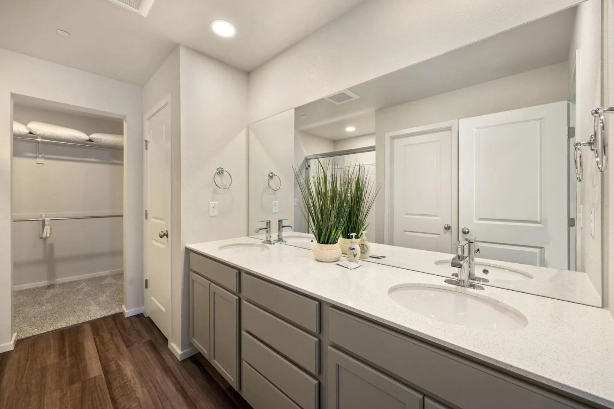Modern Farmhouse Townhome - Great Central Location