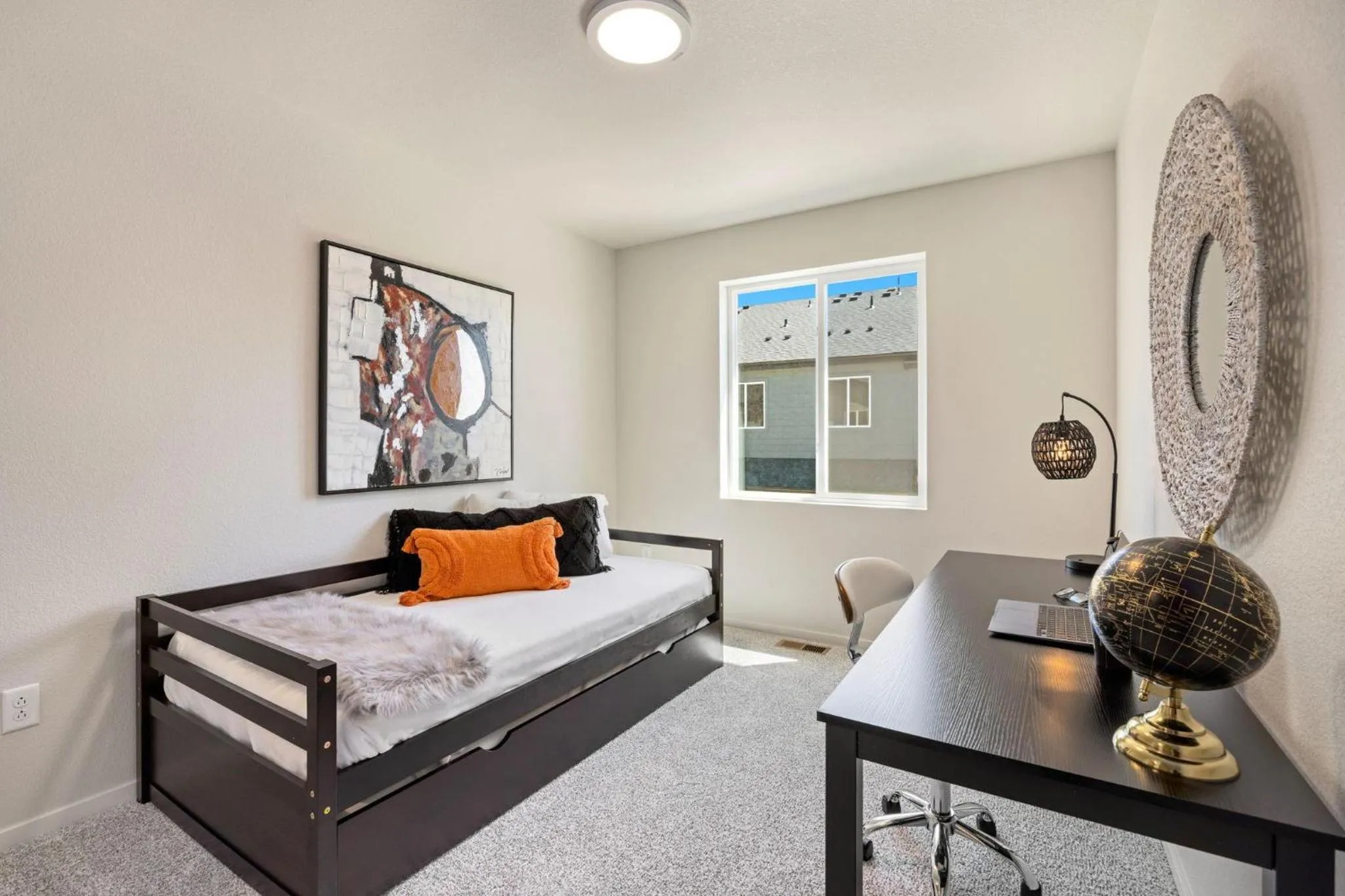 Bed in Modern Farmhouse Townhome - Great Central Location