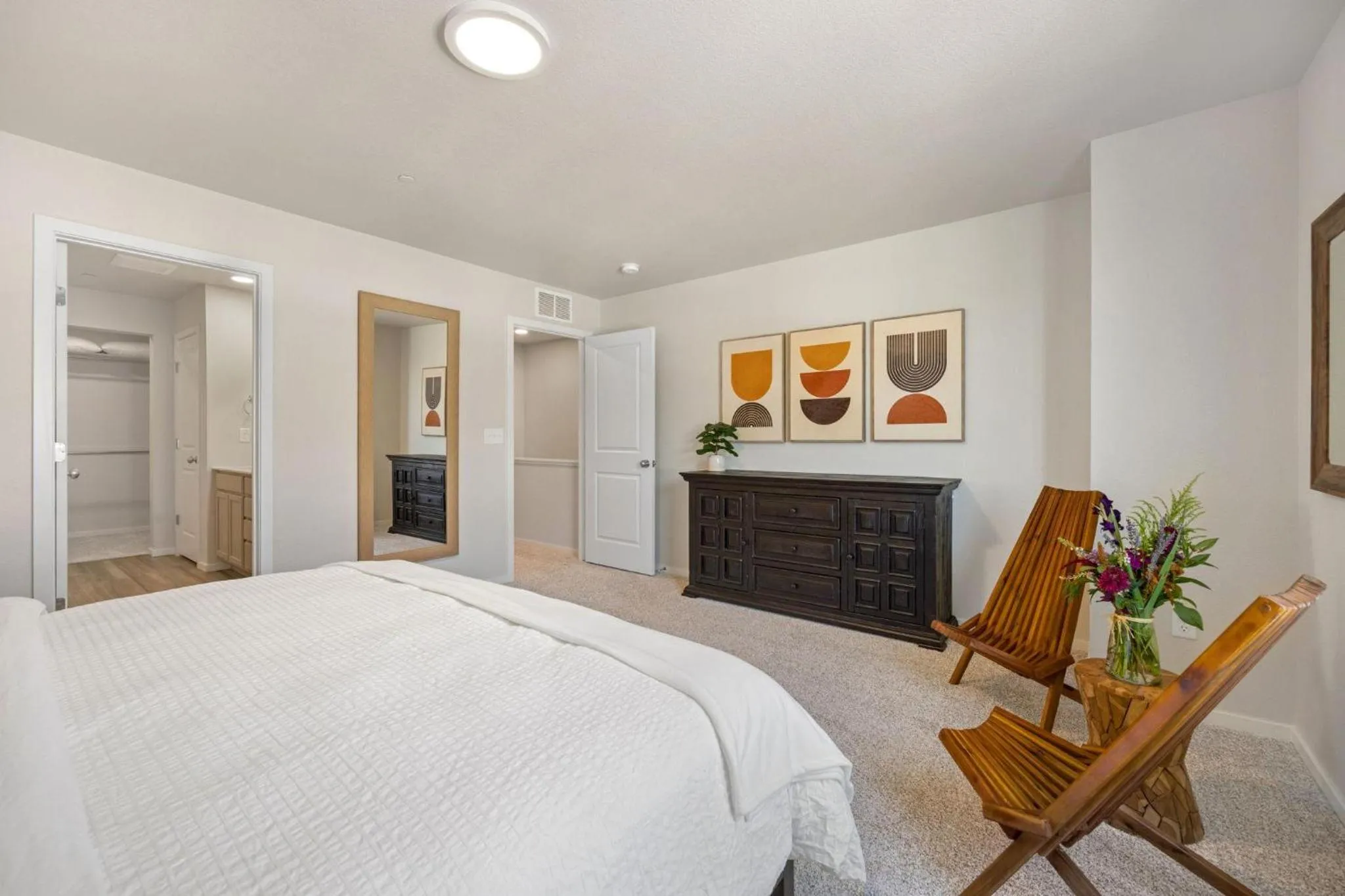 Bed in Modern Farmhouse Townhome - Great Central Location