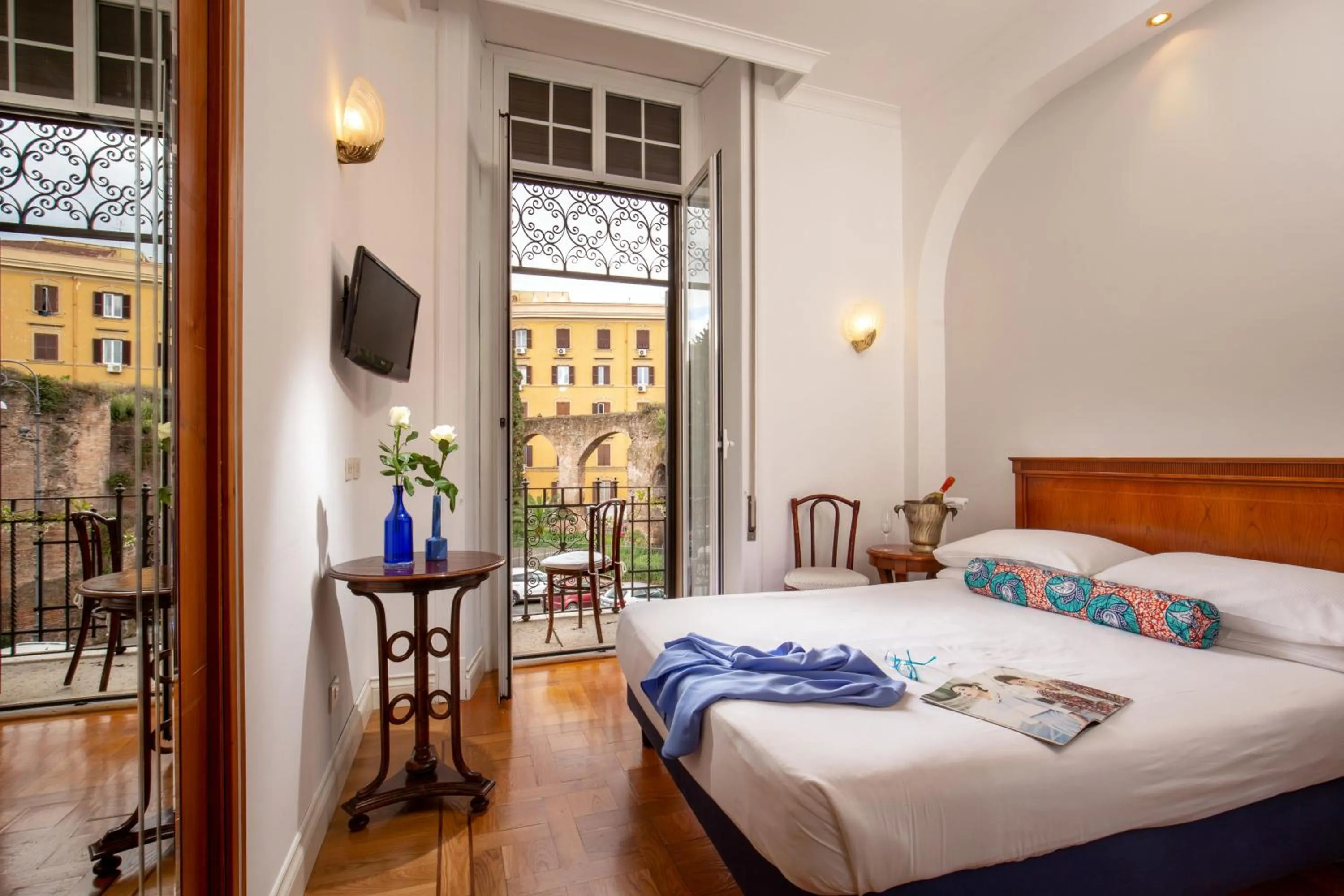 TV and multimedia, Bed in Hotel Emona Aquaeductus