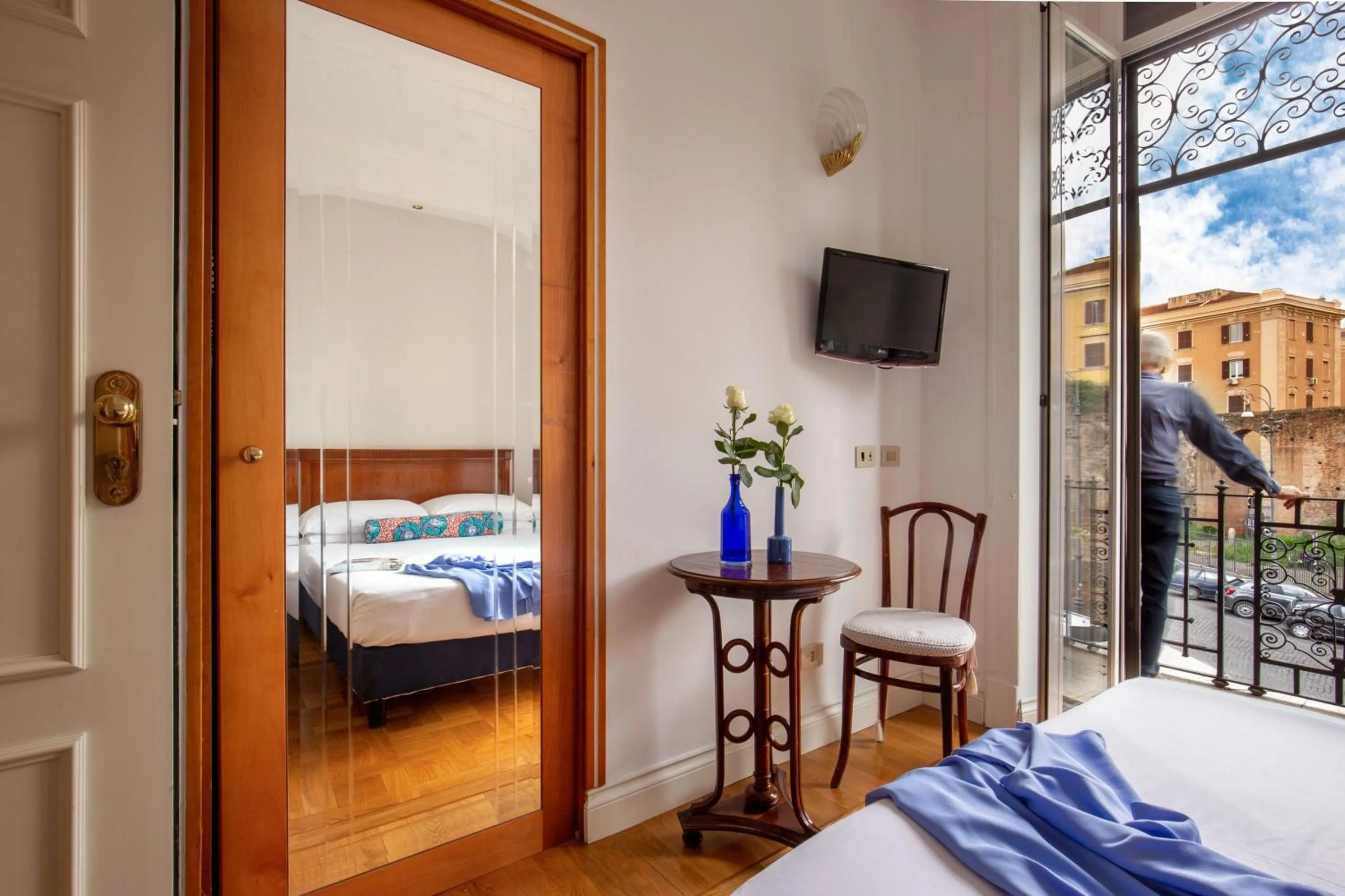 Balcony/Terrace, Bed in Hotel Emona Aquaeductus