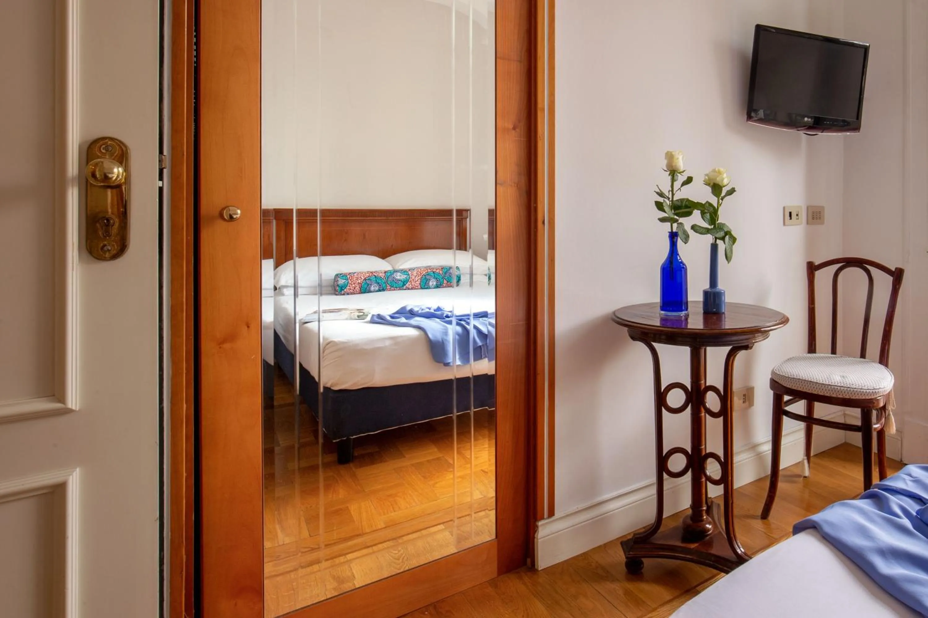 TV and multimedia, Bed in Hotel Emona Aquaeductus