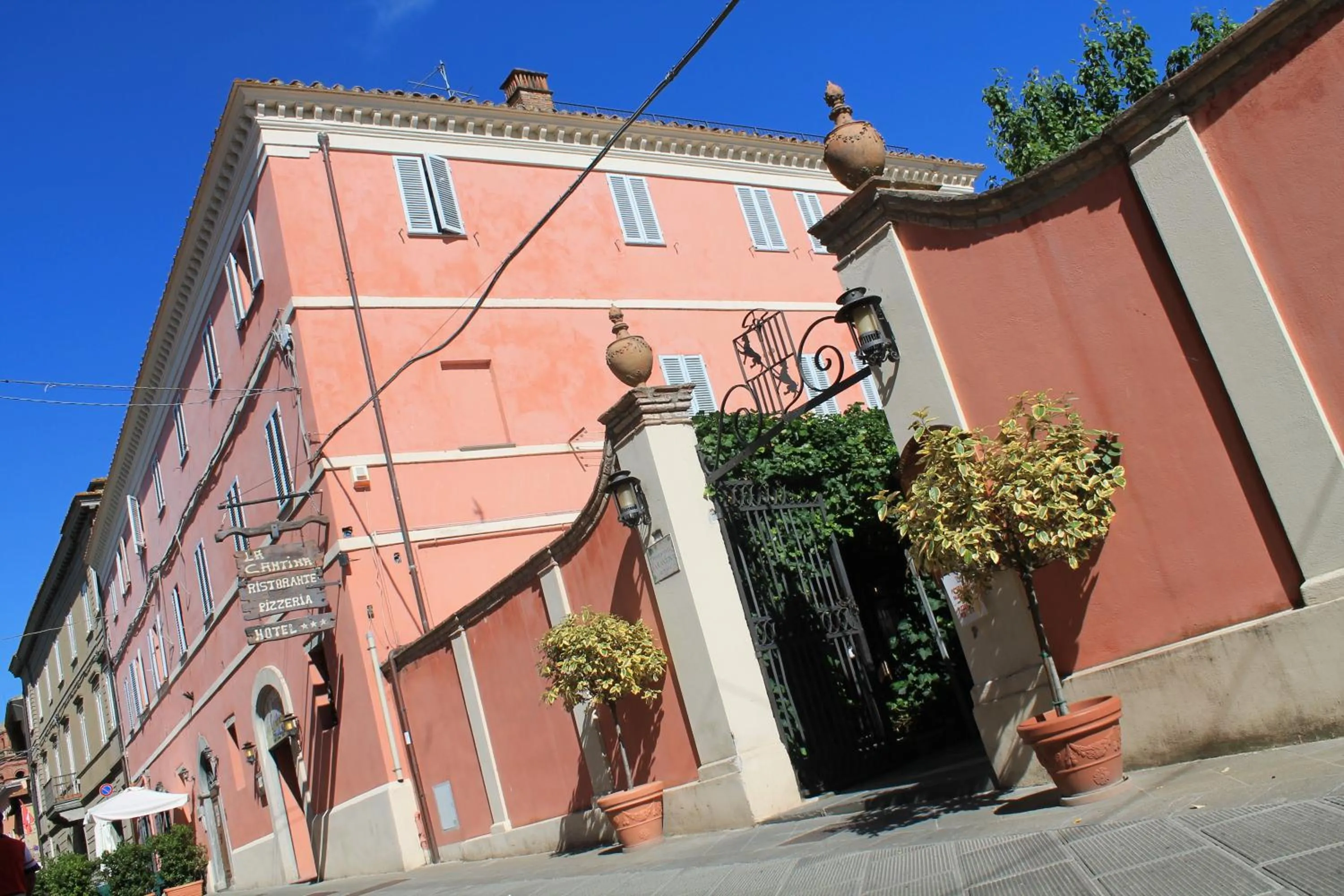 Facade/entrance in Hotel Aganoor