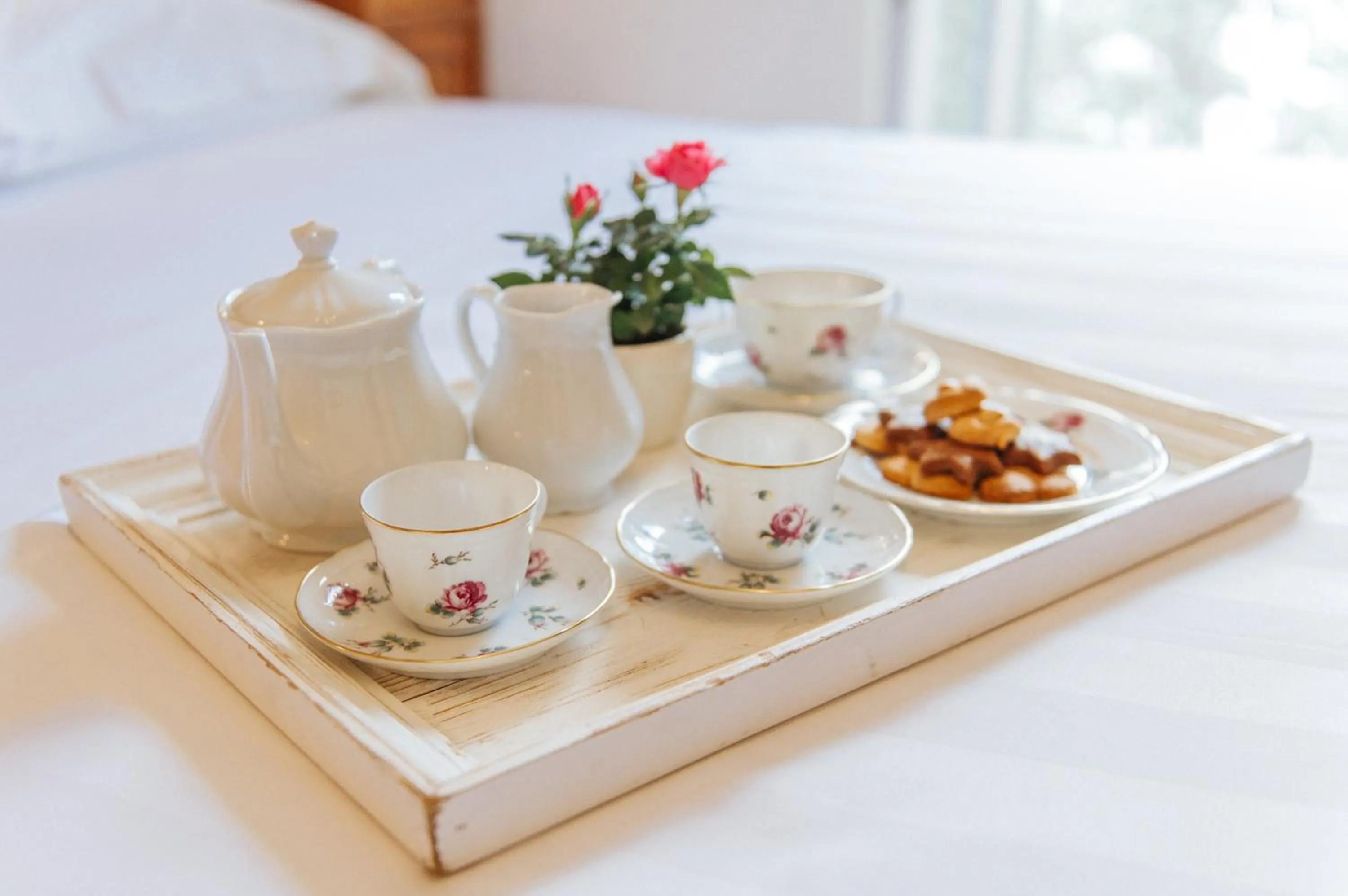 Breakfast, Bed in Hotel Aganoor