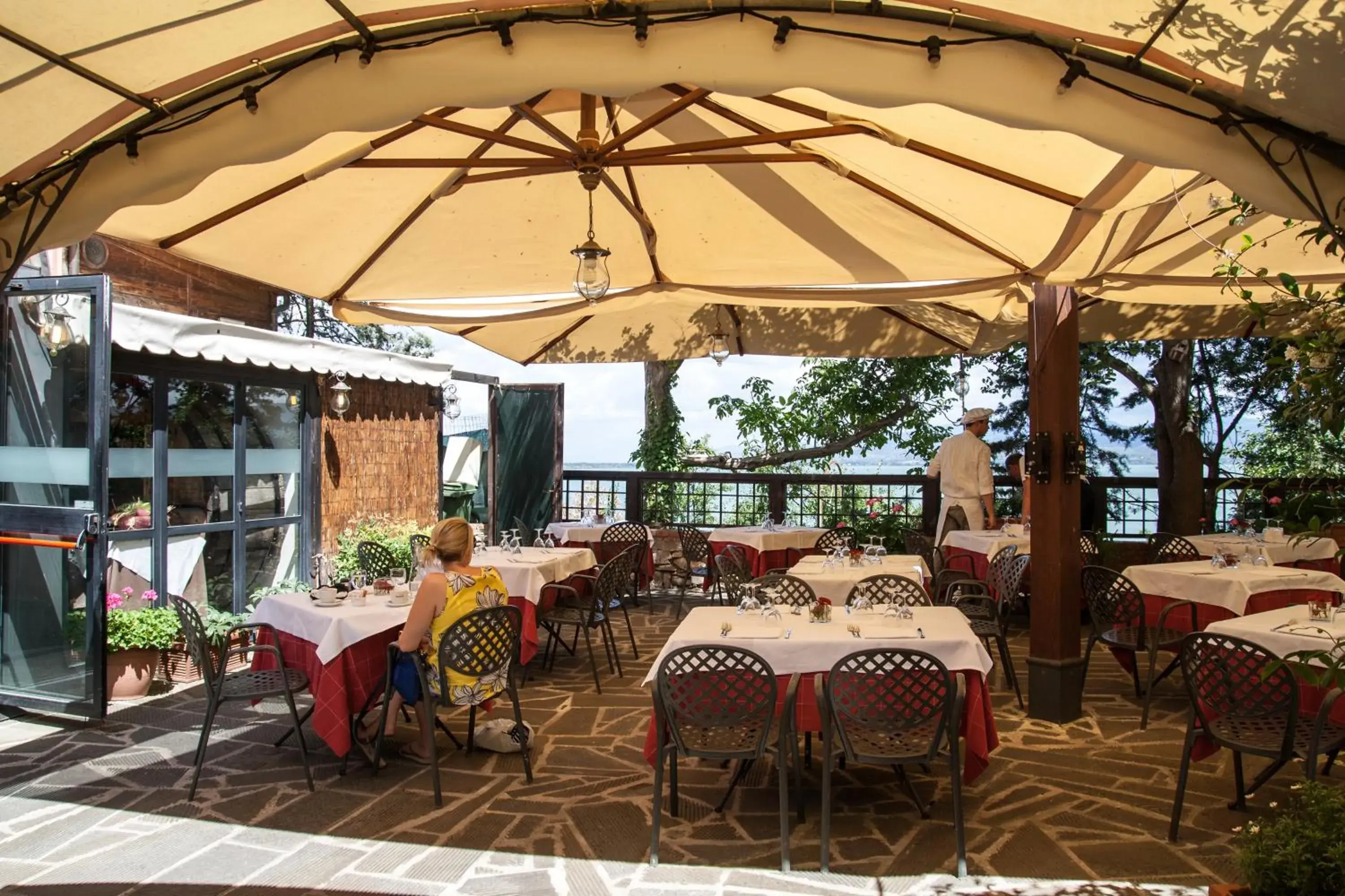 Restaurant/Places to Eat in Hotel Aganoor