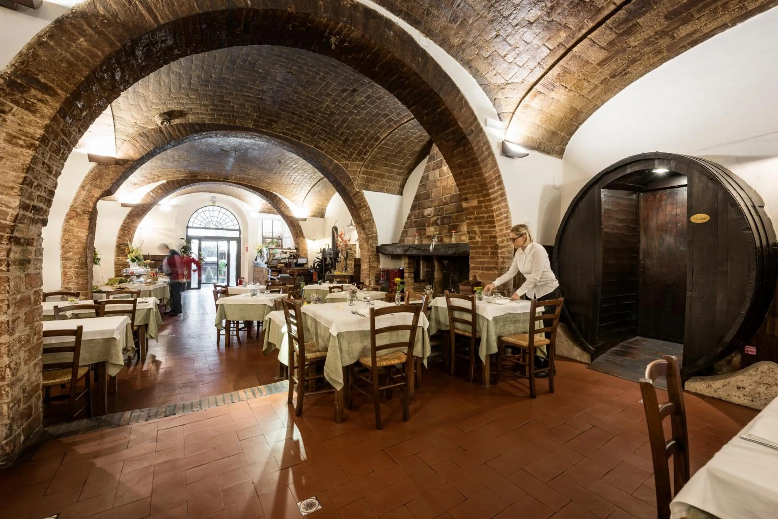 Restaurant/places to eat in Hotel Aganoor