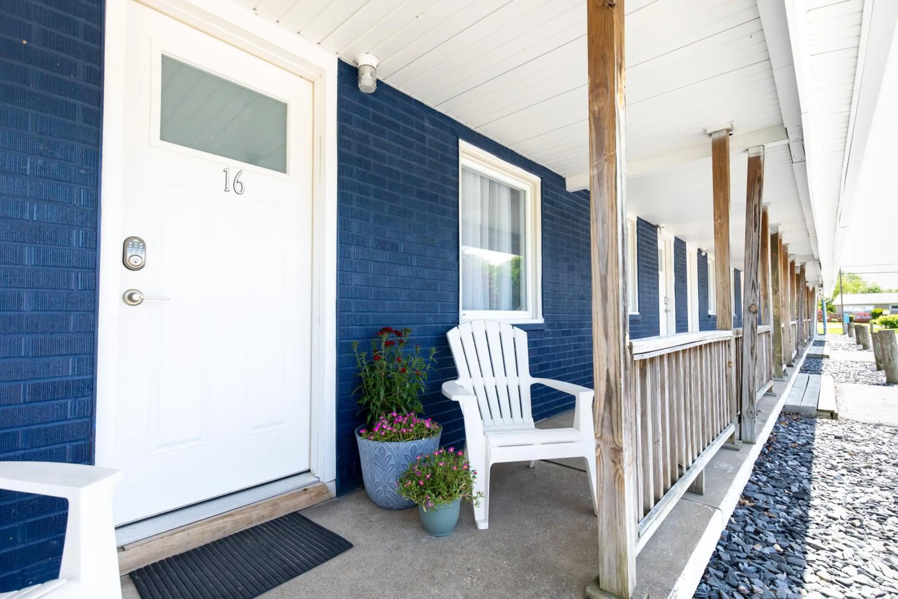 Patio in Anchor Bay Inn and Suites