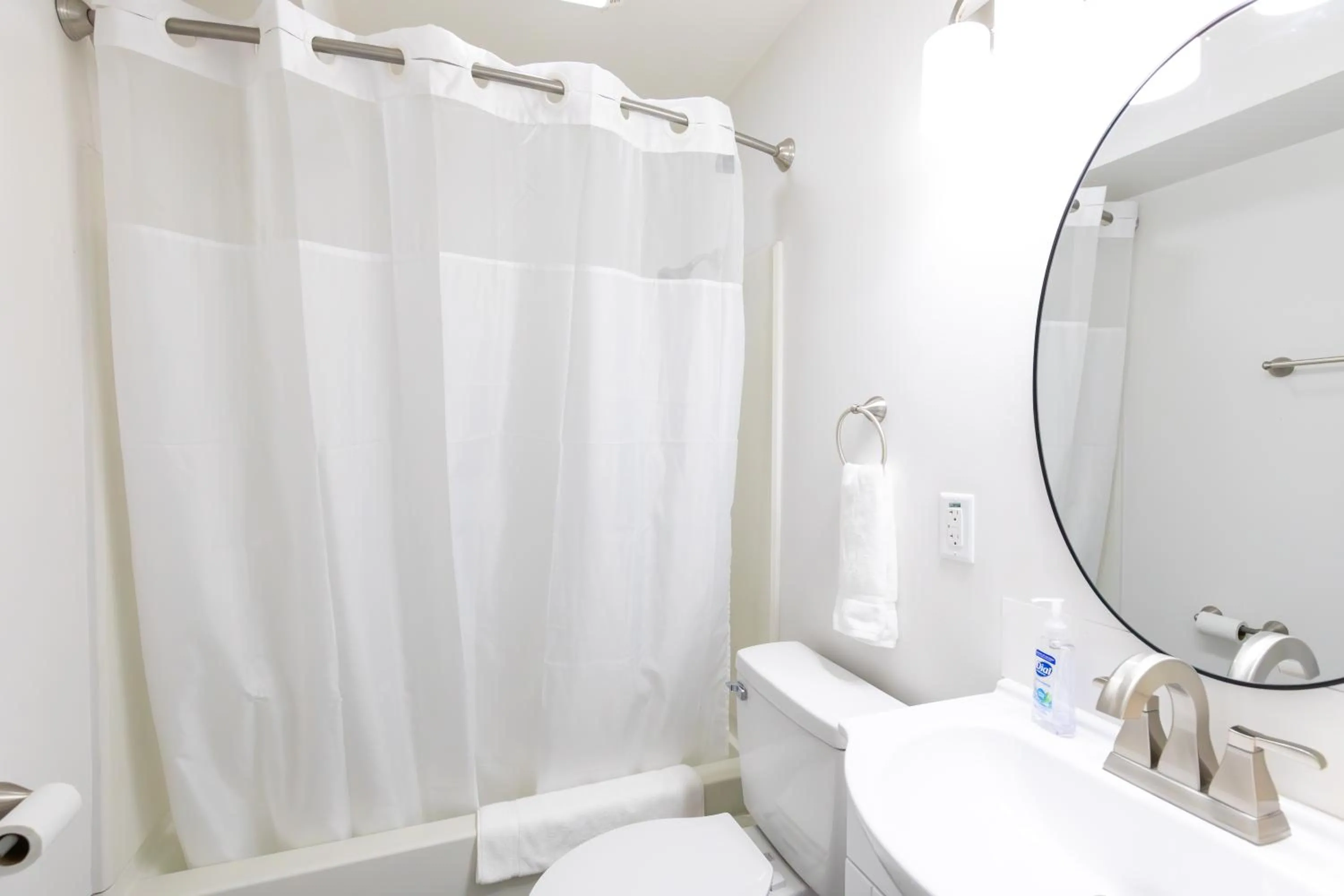 Bathroom in Anchor Bay Inn and Suites
