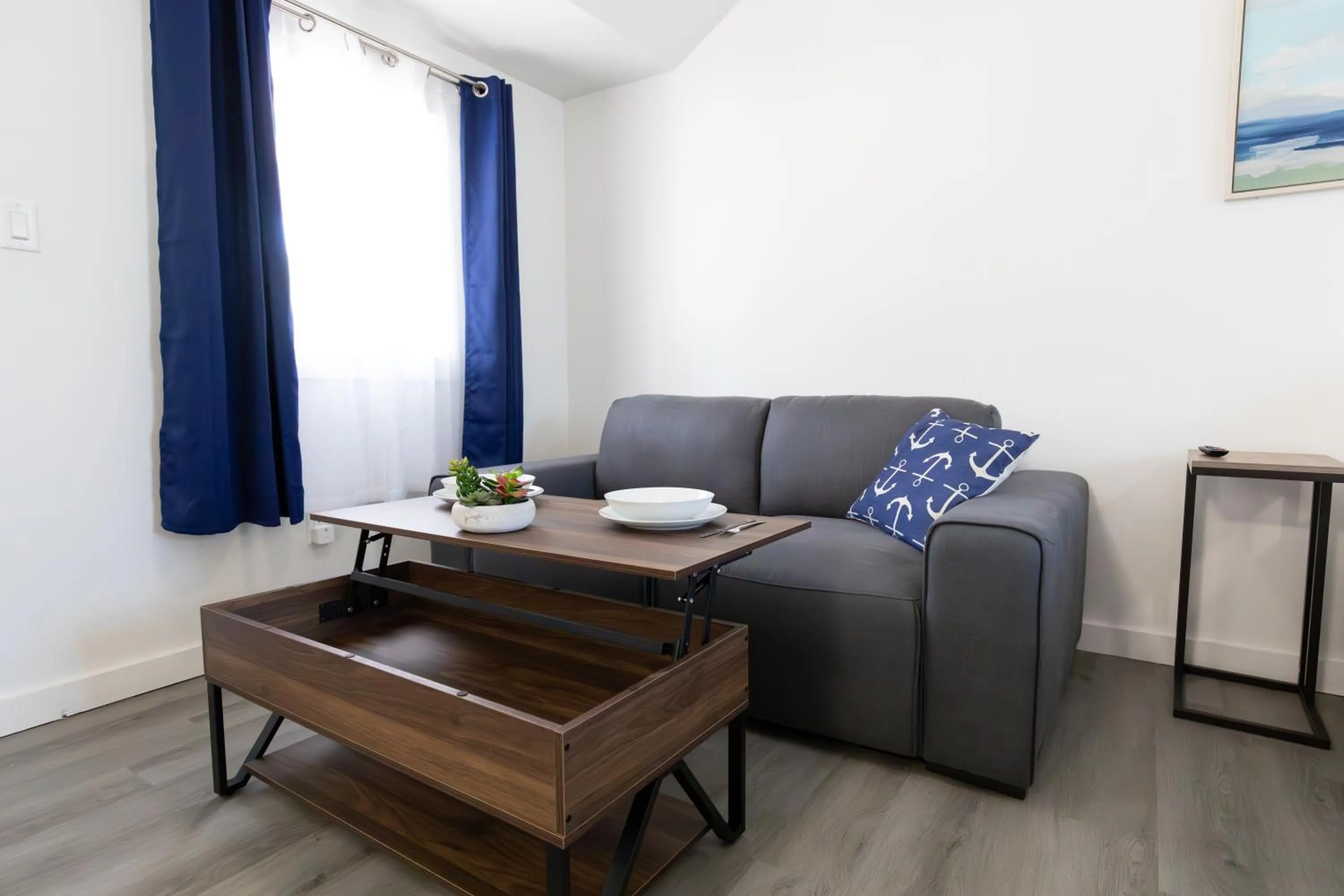Living room in Anchor Bay Inn and Suites