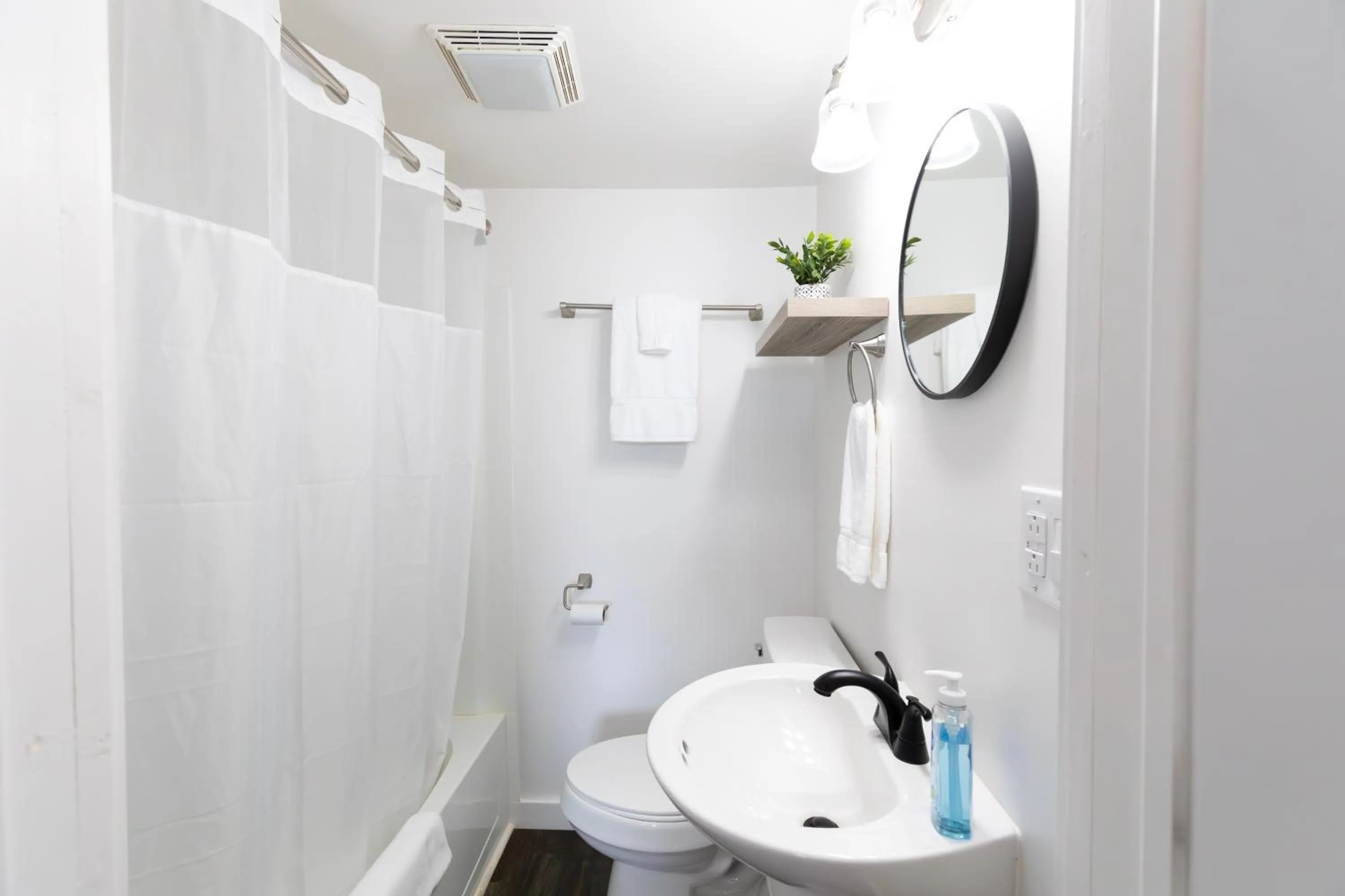 Bathroom in Anchor Bay Inn and Suites