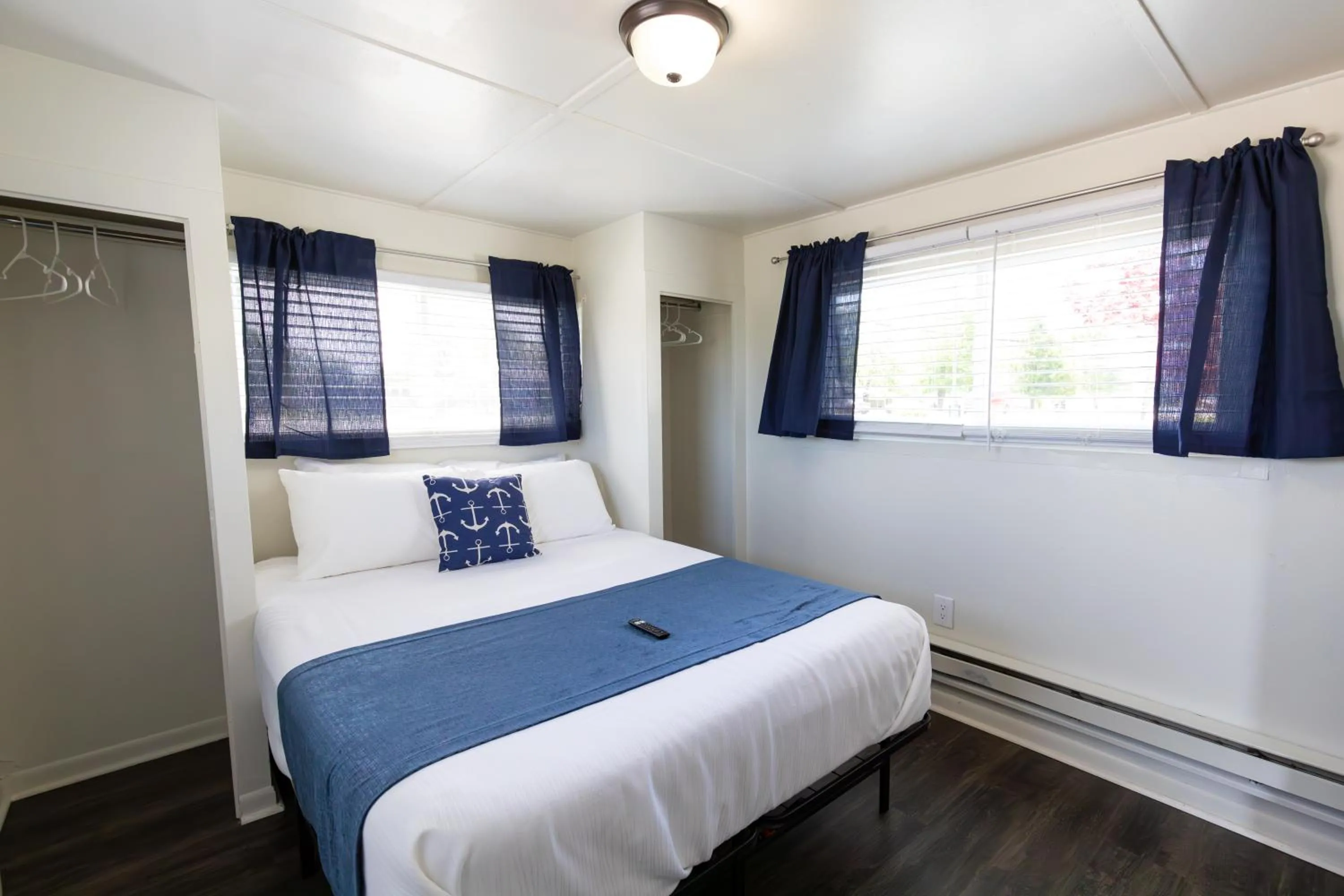 Bedroom, Bed in Anchor Bay Inn and Suites