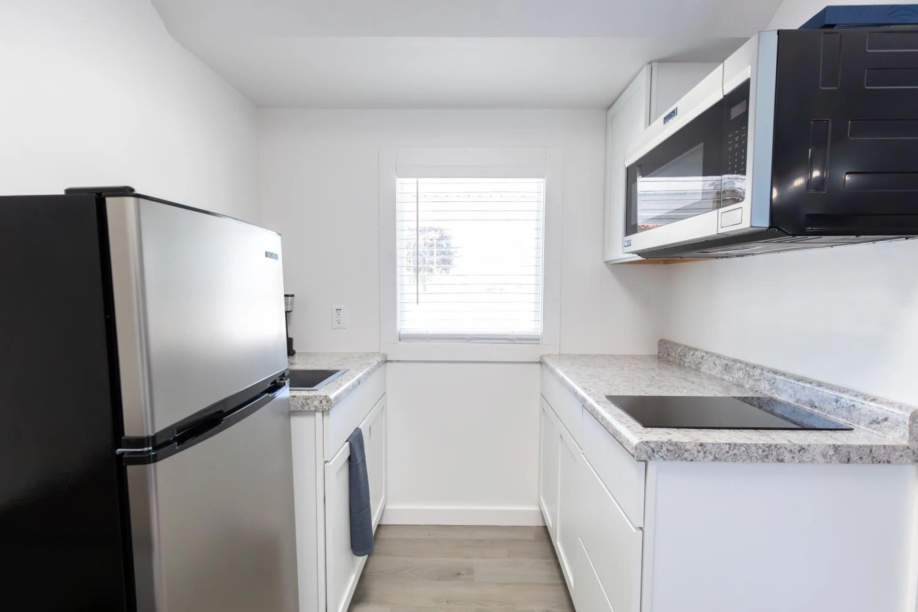 Kitchen or kitchenette in Anchor Bay Inn and Suites