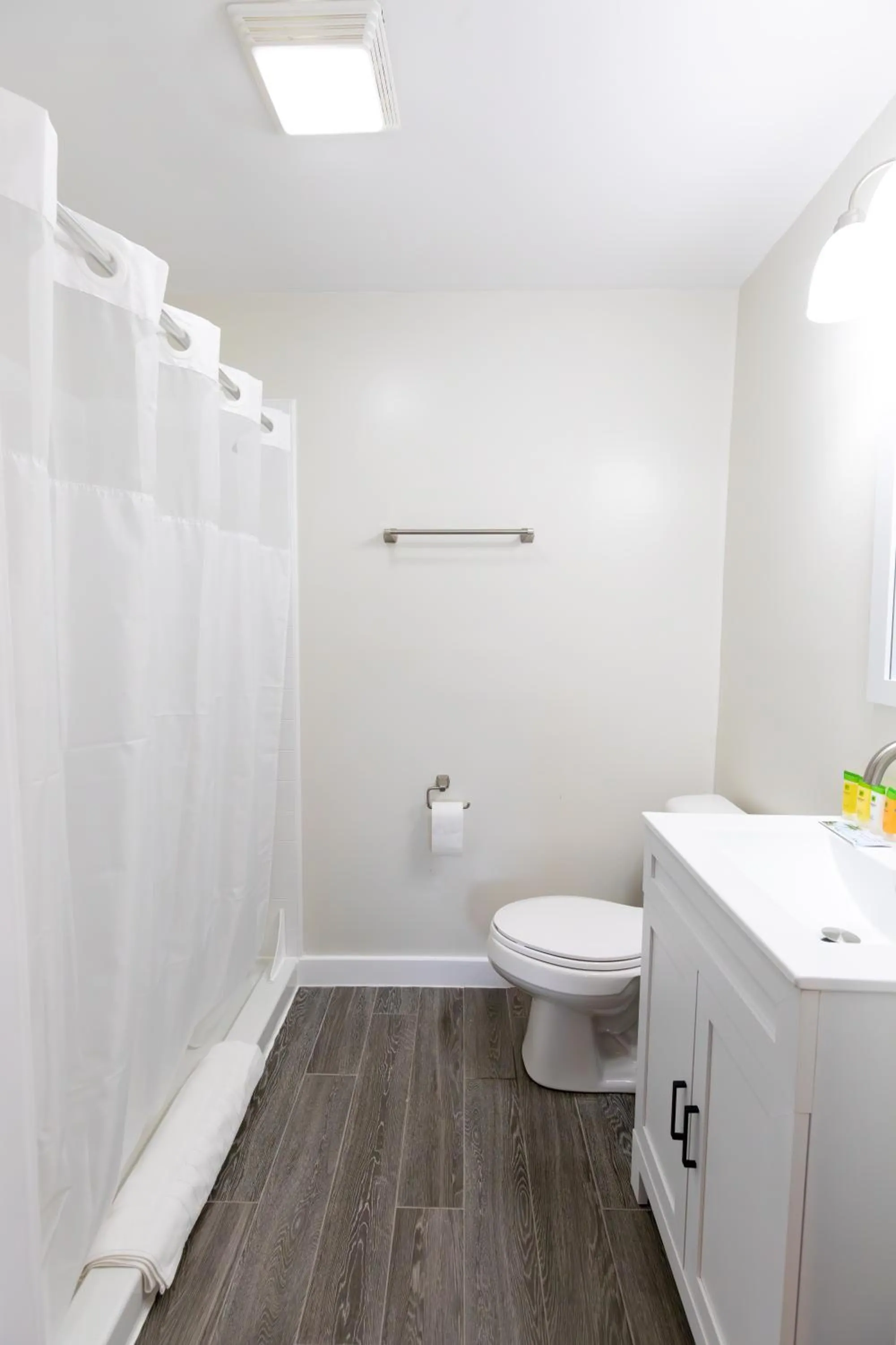 Bathroom in Anchor Bay Inn and Suites
