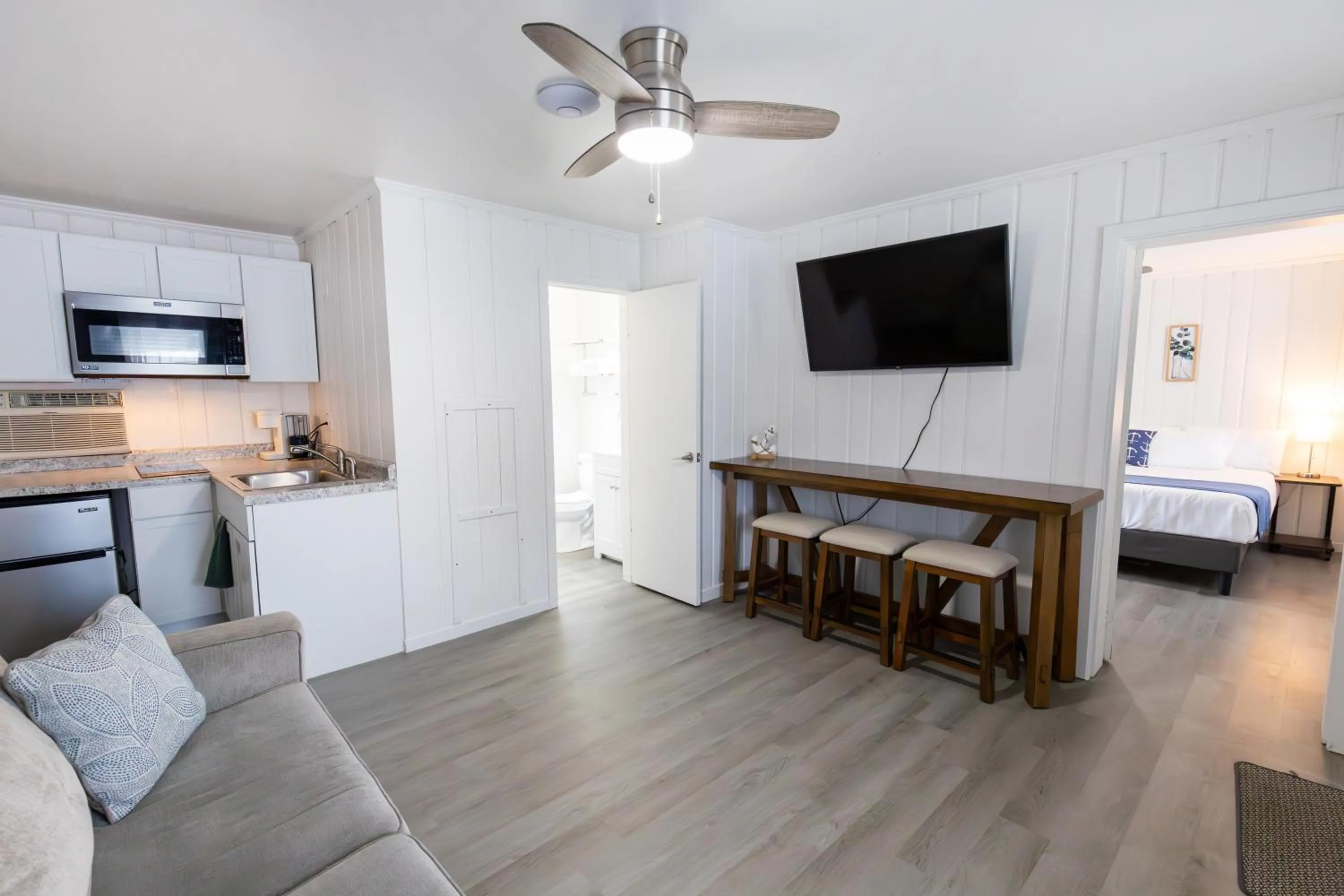 Kitchen or kitchenette in Anchor Bay Inn and Suites