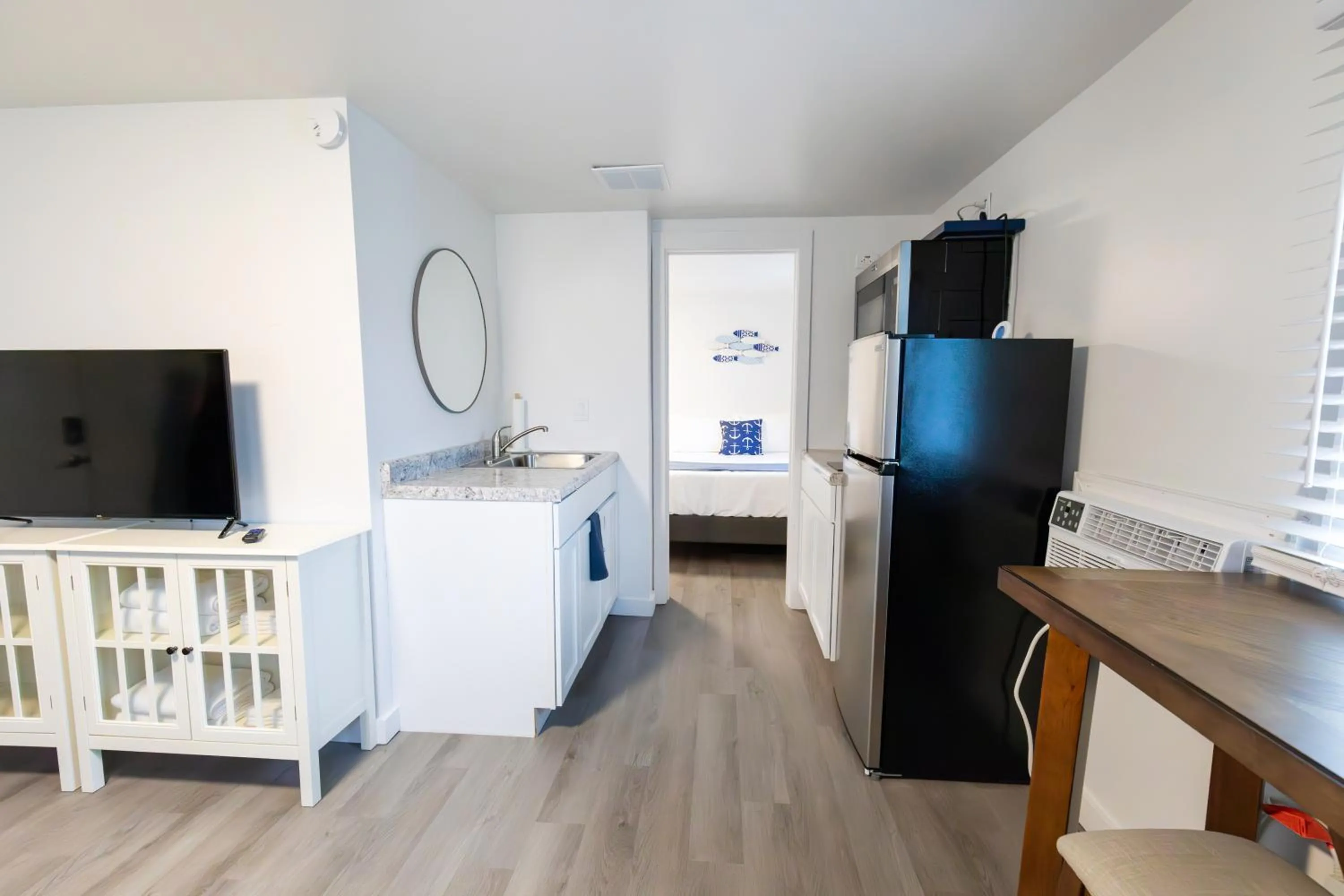 Kitchen or kitchenette in Anchor Bay Inn and Suites